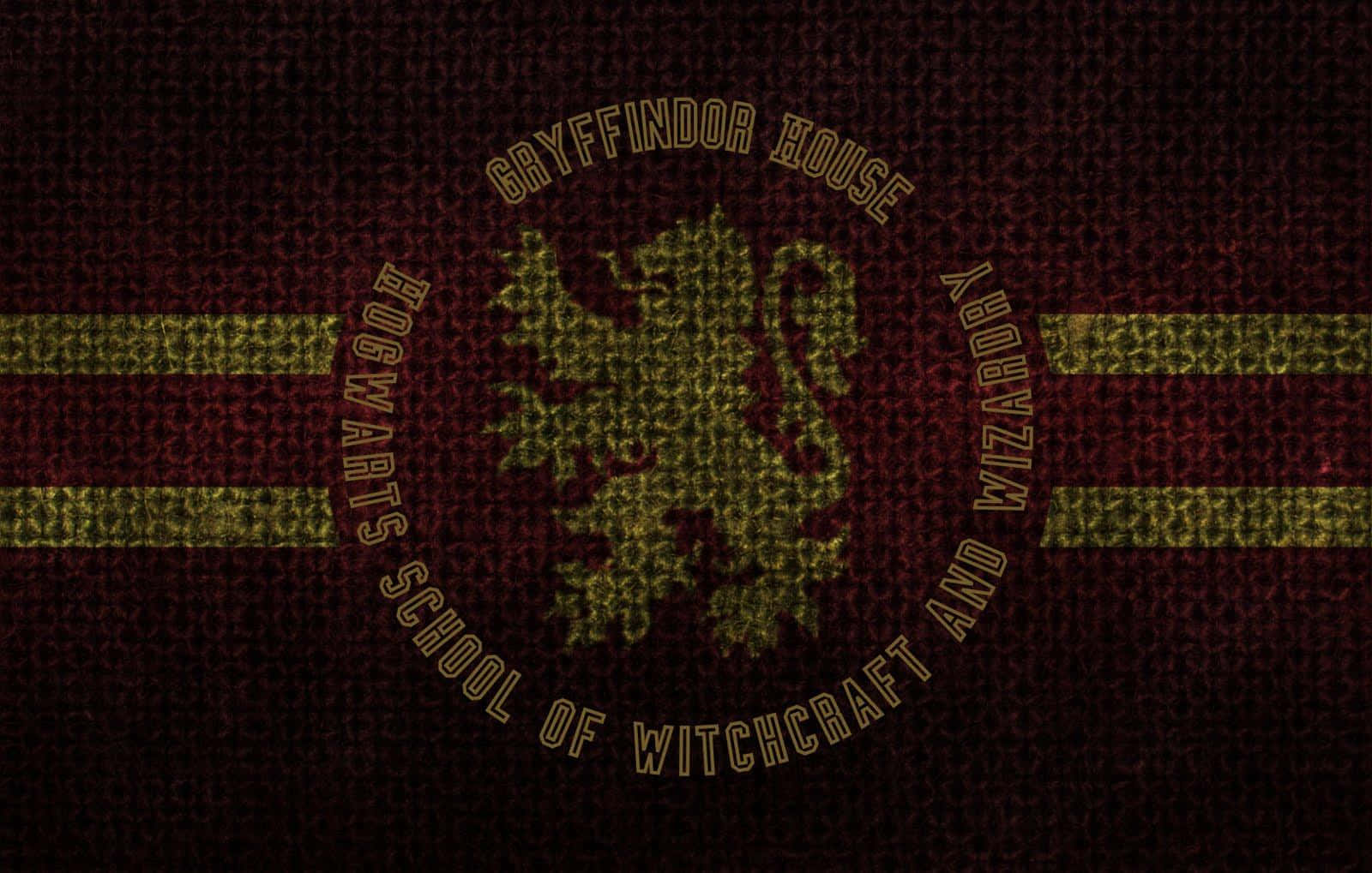 Harry Potter Gryffindor 桌布 壁紙 — 葛萊芬多學院徽章以金色刺繡於帶有橫紋的質感栗色布料上。