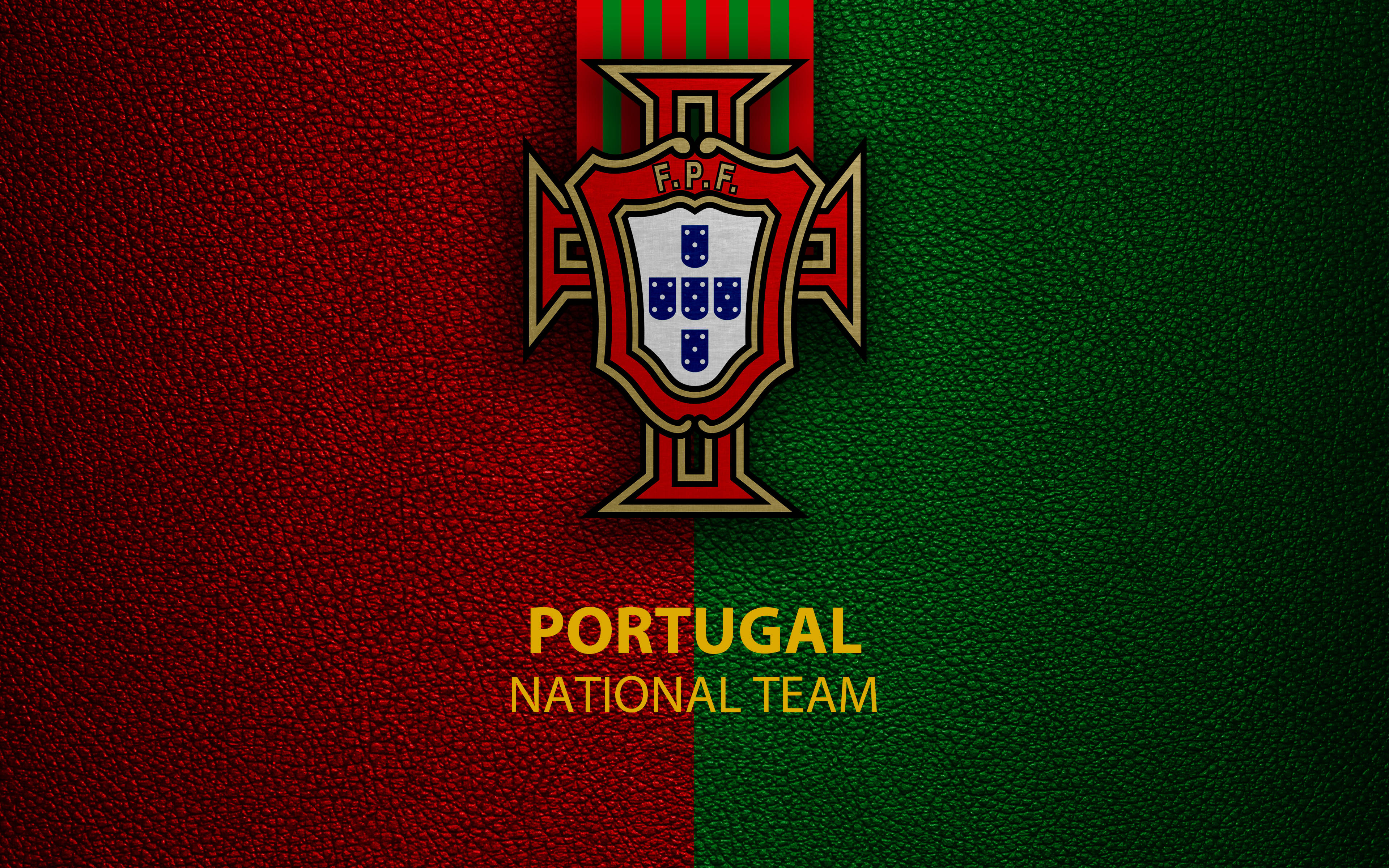 Portugal 桌布 壁紙 — 葡萄牙國家隊徽章居中於紅綠紋理背景上，下方有粗體黃色文字。