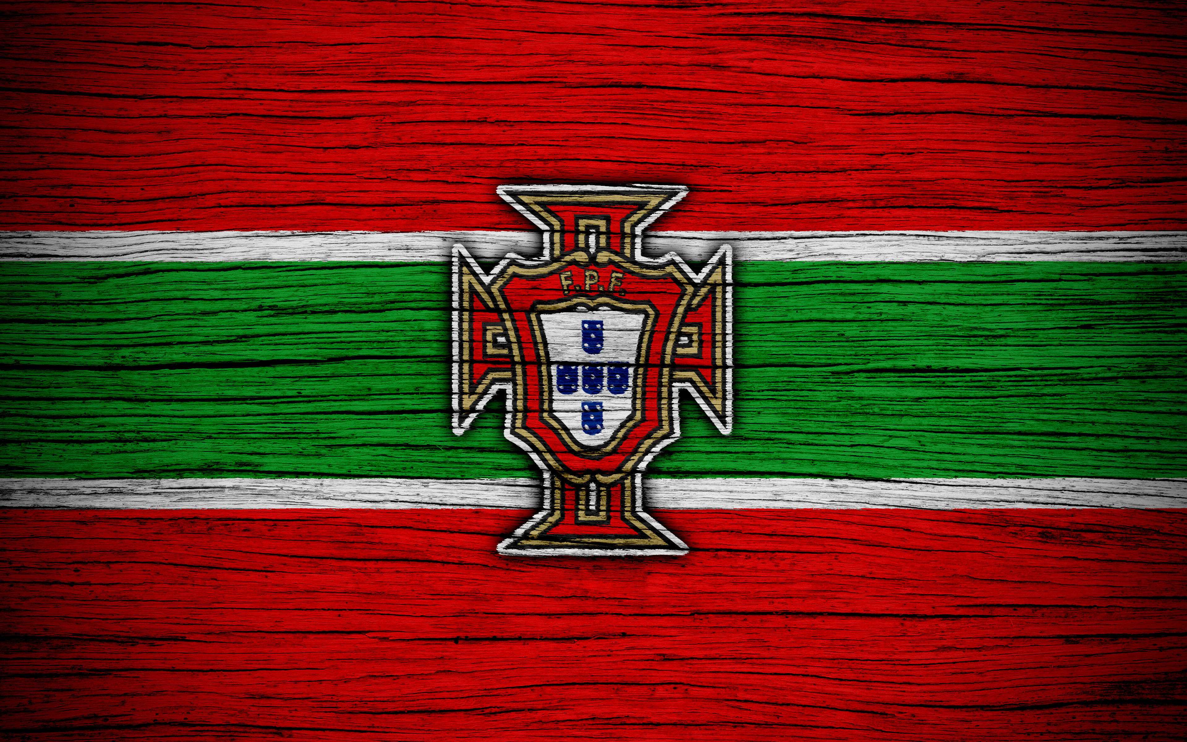 Portugal 桌布 壁紙 — 葡萄牙國旗繪製在經風化的紅、綠、白色木板上，木紋清晰可見。