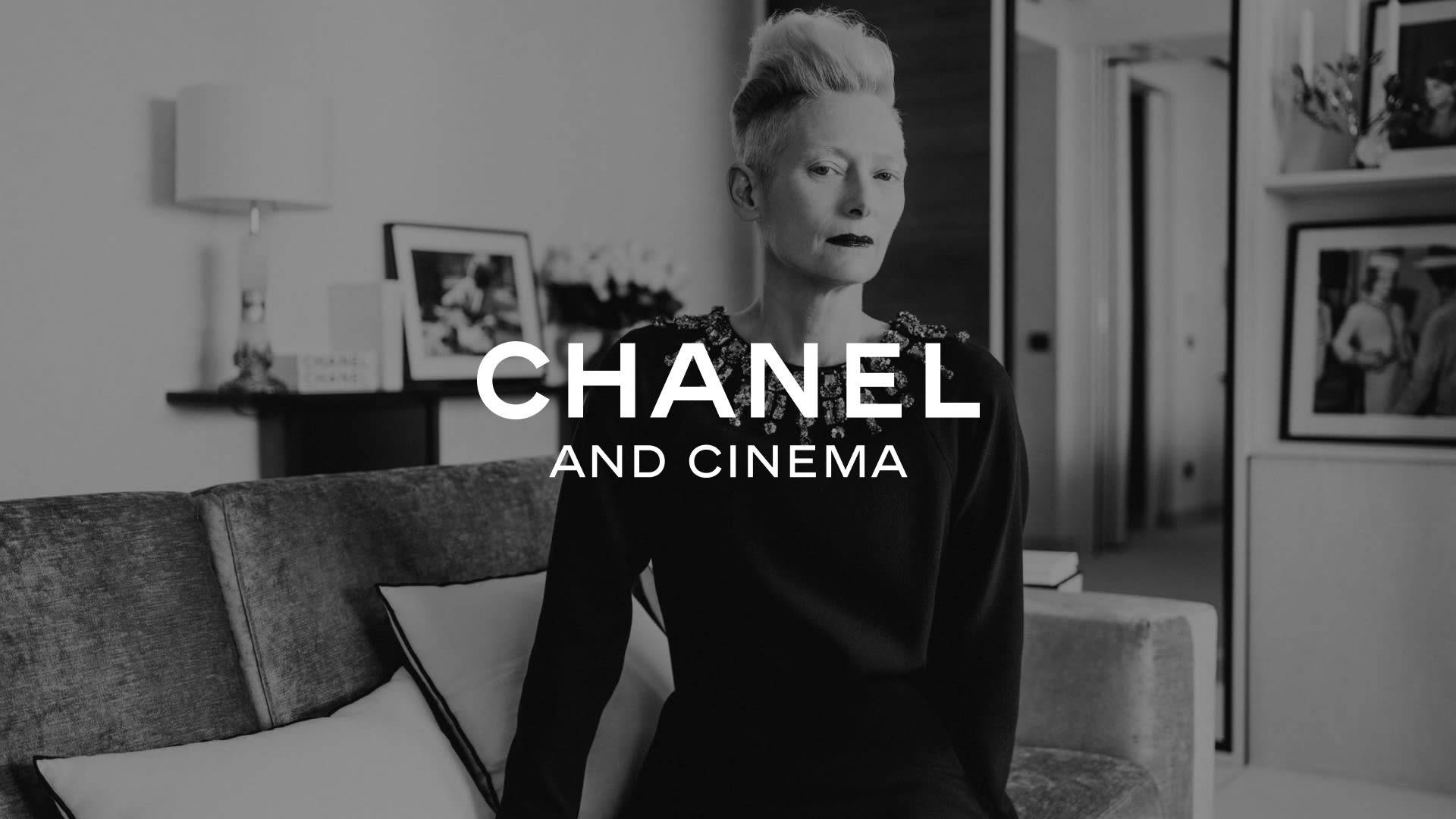 Celebrity 桌布 壁紙 — 蒂妲·史雲頓在單色客廳中安坐，帶有「CHANEL AND CINEMA」文字疊加。