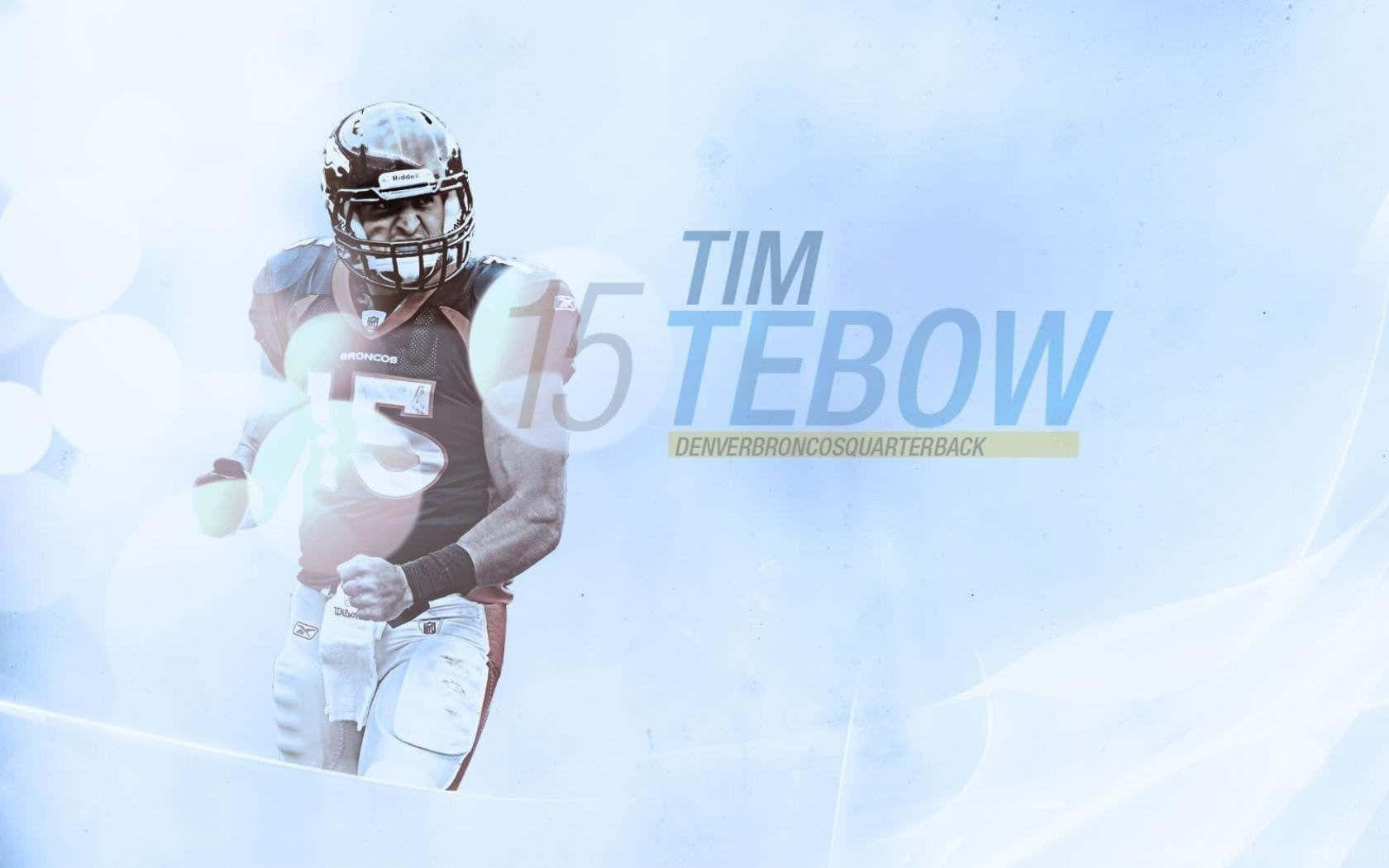 Tim Tebow 桌布 壁紙 — 蒂姆·蒂博身穿丹佛野馬隊裝備的動態肖像，背景為發光的藍色抽象背景和光暈。