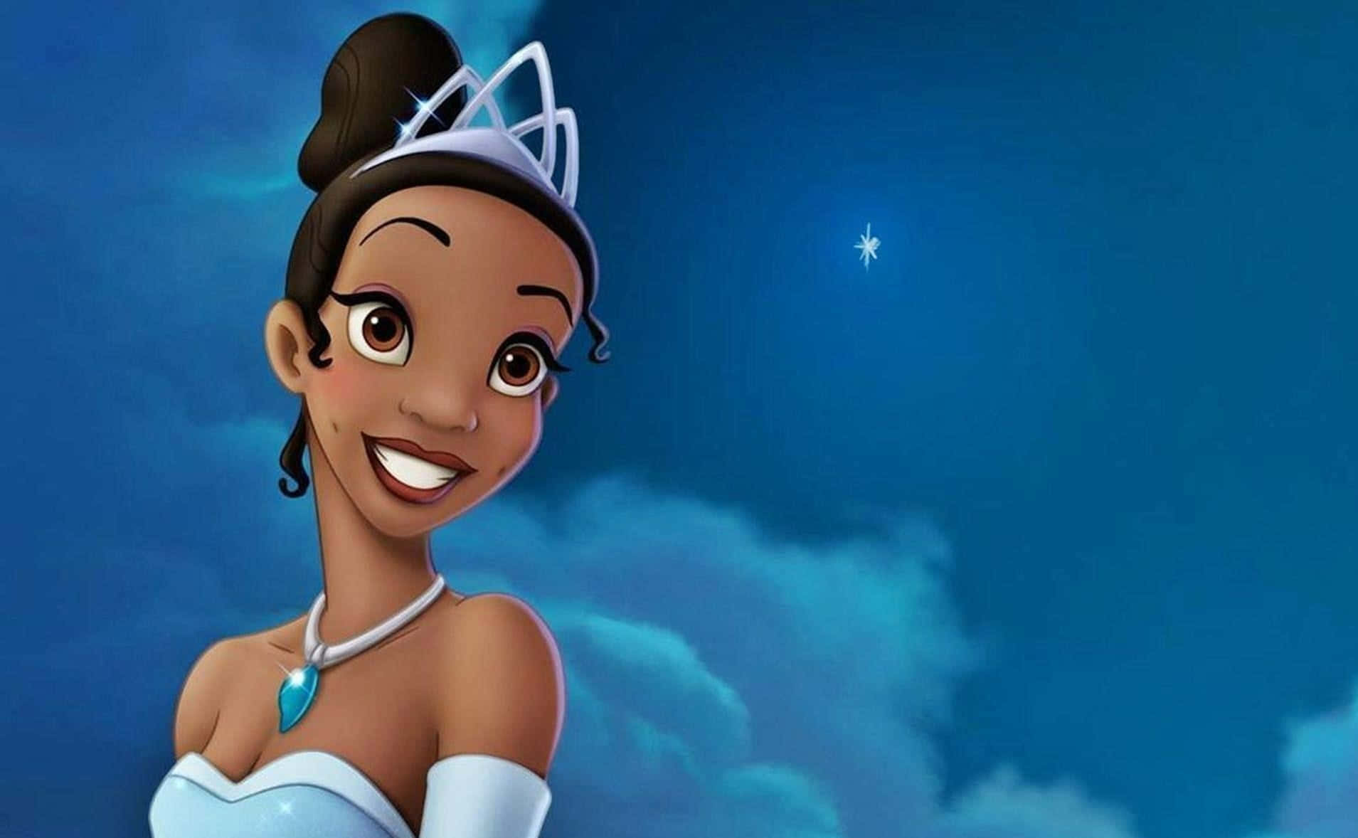 princess and the frog 桌布 壁紙 — 蒂安娜公主身穿藍色禮服和頭戴皇冠，在星光燦爛的暮色天空和柔軟雲朵背景下燦爛微笑。