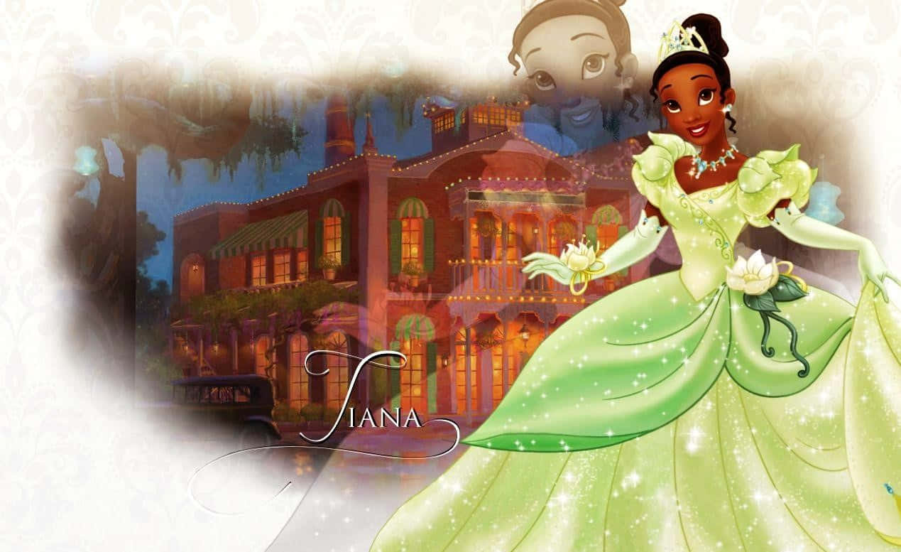Princess Tiana 桌布 壁紙 — 蒂安娜公主身穿閃閃發光的綠色長裙，在暮色中站在一座溫暖照明的紐奧良風格建築前。