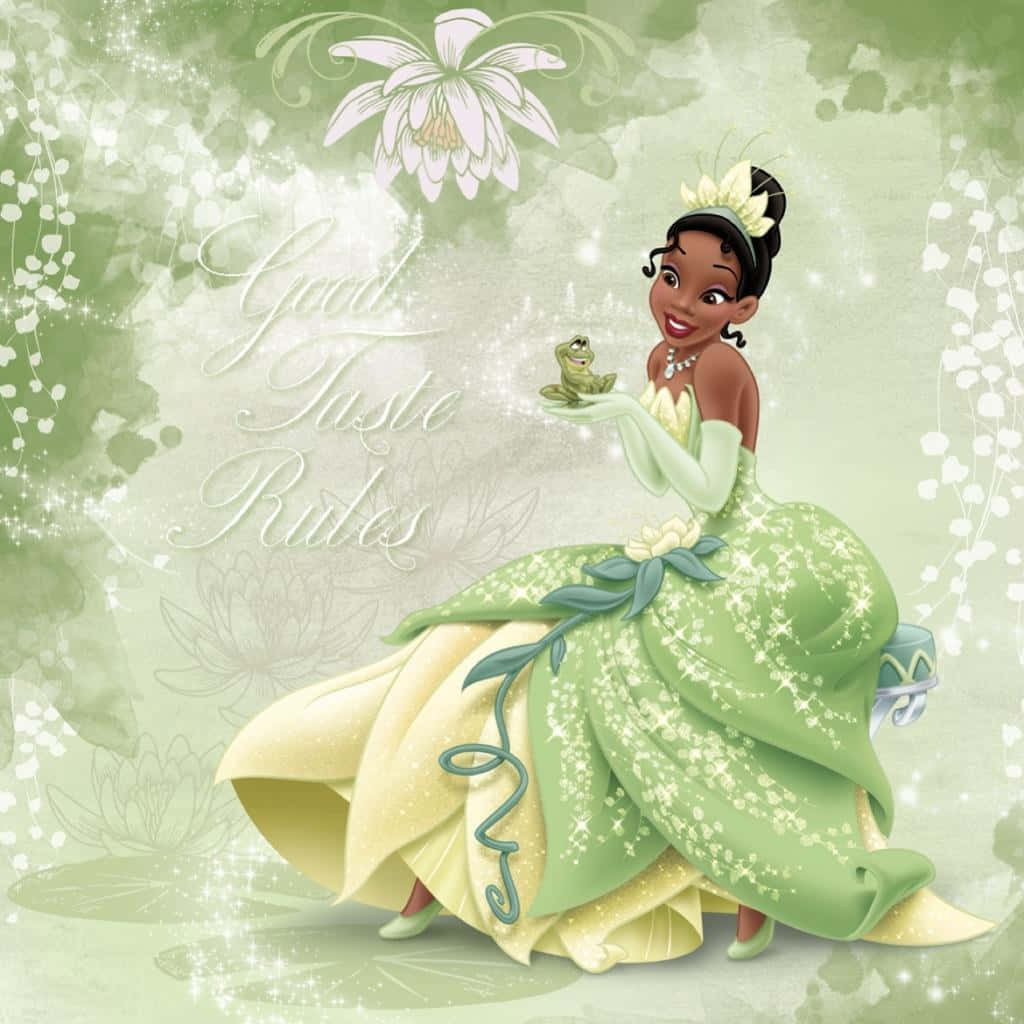 Princess Tiana 桌布 壁紙 — 蒂安娜公主身穿閃閃發光的綠色長裙，在柔和的睡蓮背景下抱著一隻青蛙，並帶有發光文字。