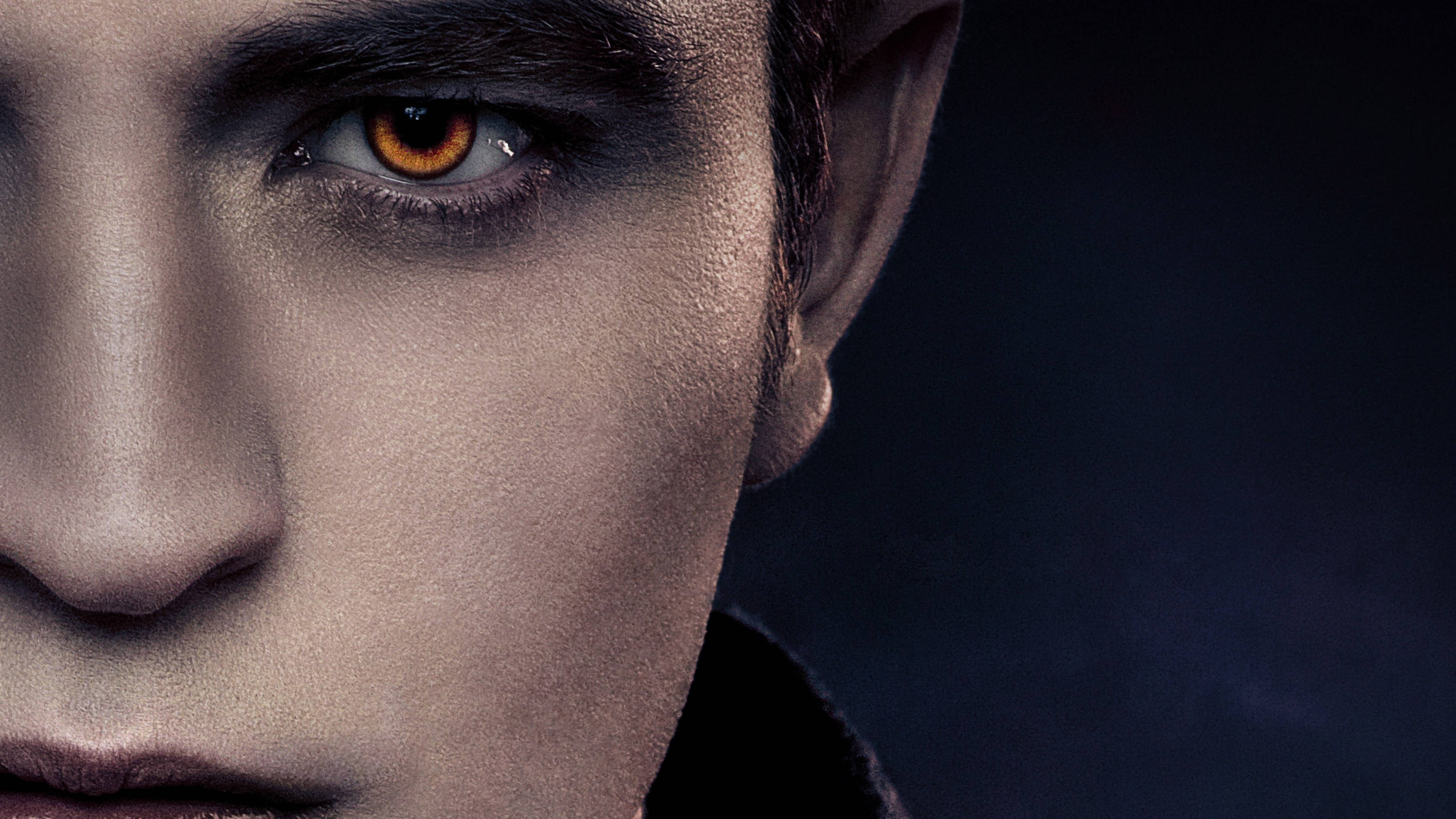 Robert Pattinson 桌布 壁紙 — 蒼白吸血鬼強烈琥珀色眼睛的特寫，背景陰暗有氣氛。