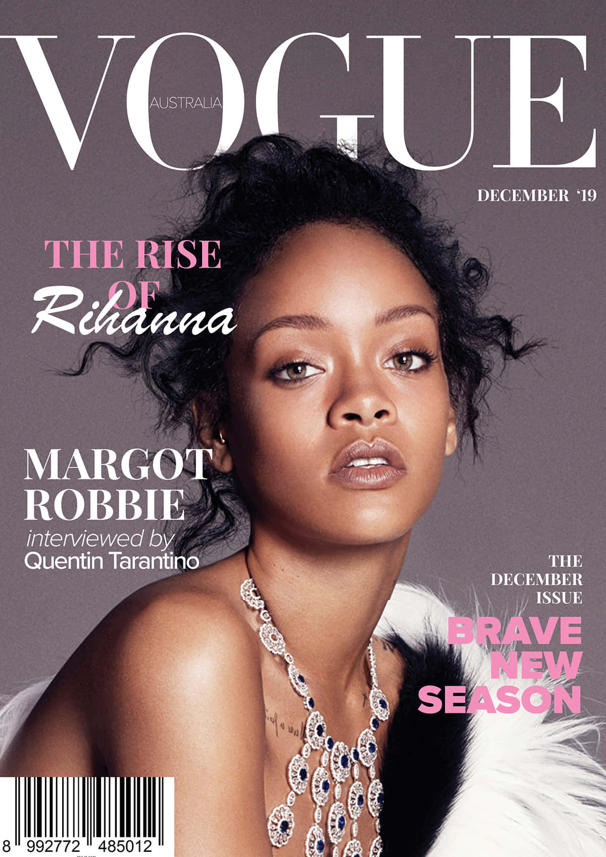 cover 桌布 壁紙 — 蕾哈娜在《Vogue Australia》2019年12月號封面上，戴著珠寶項鍊和白色皮草，在柔和的紫色背景前強烈凝視。