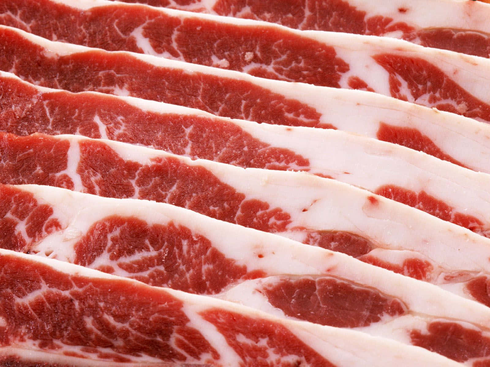 Red Meat 桌布 壁紙 — 薄切生牛肉帶大理石紋脂肪，以對角線排列的特寫。
