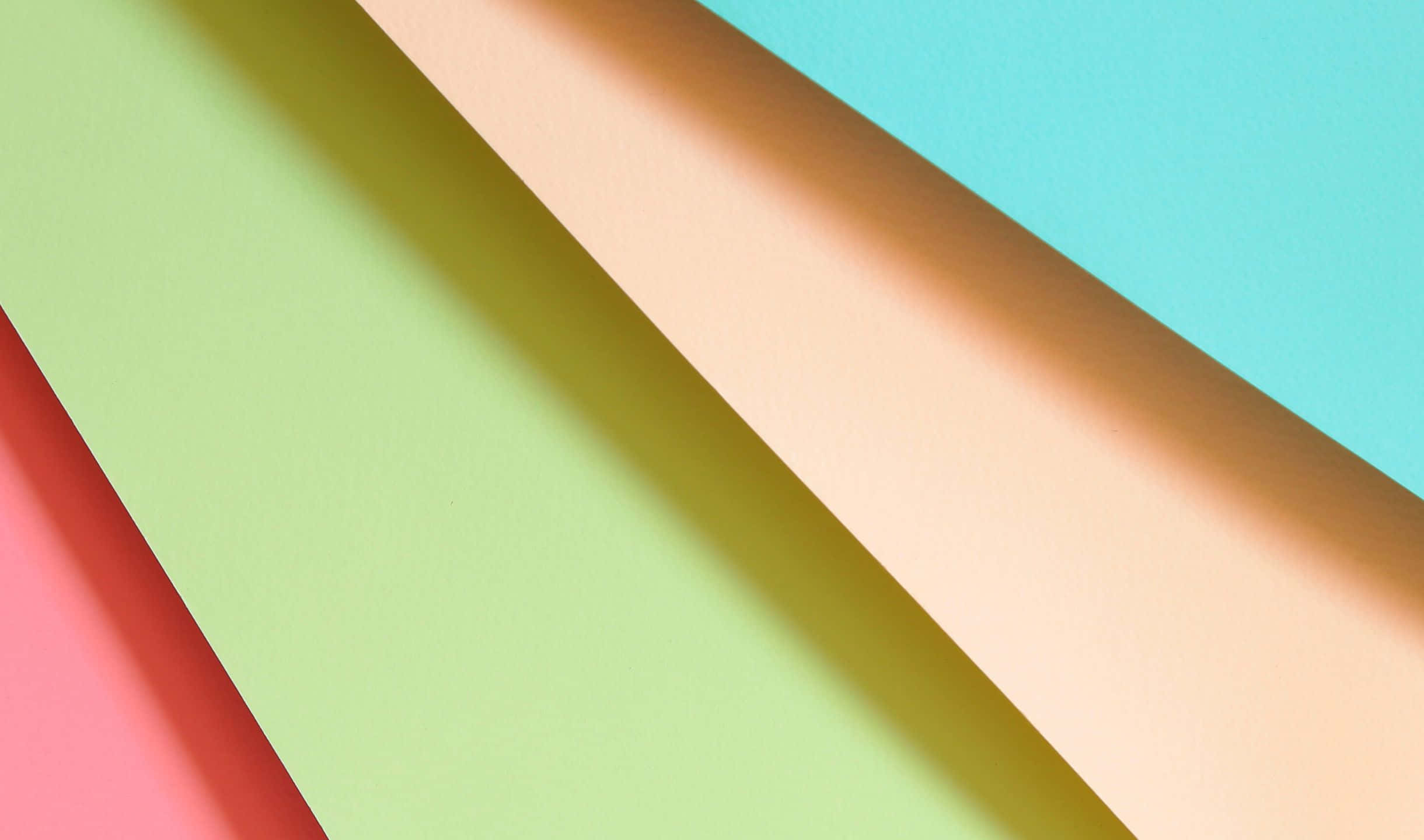 2440x1440 Material 桌布 壁紙 — 薄荷、蜜桃、珊瑚和藍綠色的粉彩紙斜條紋營造出柔和的分層抽象構圖。