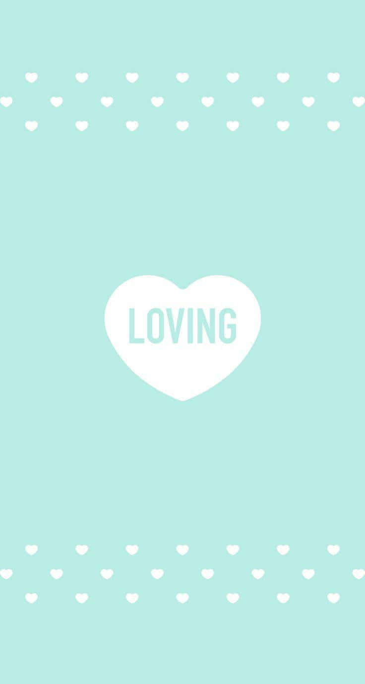 Seafoam Green 桌布 壁紙 — 薄荷綠色壁紙，中央有一個白色心形，內含「loving」字樣，頂部和底部有數行白色小愛心。