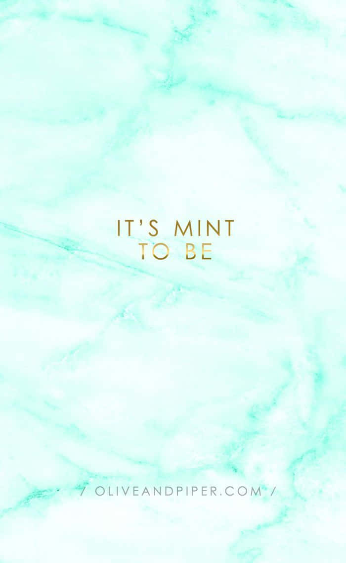 桌布 壁紙 — 薄荷綠色大理石背景，金色文字寫著「IT'S MINT TO BE」，並有網站浮水印。