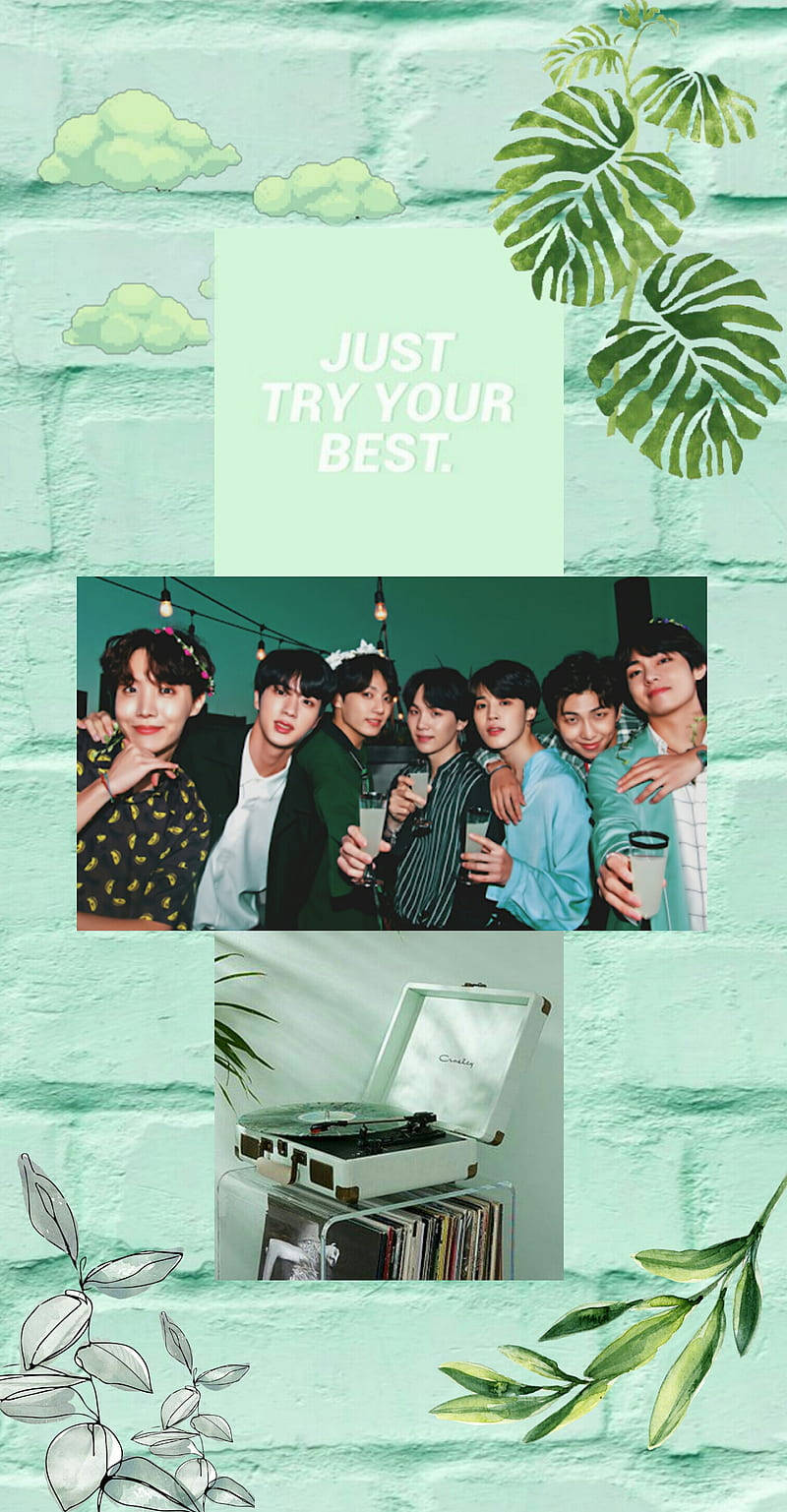 BTS 桌布 壁紙 — 薄荷綠色磚牆壁紙，帶有熱帶葉子和七個微笑男子手持飲品的照片。