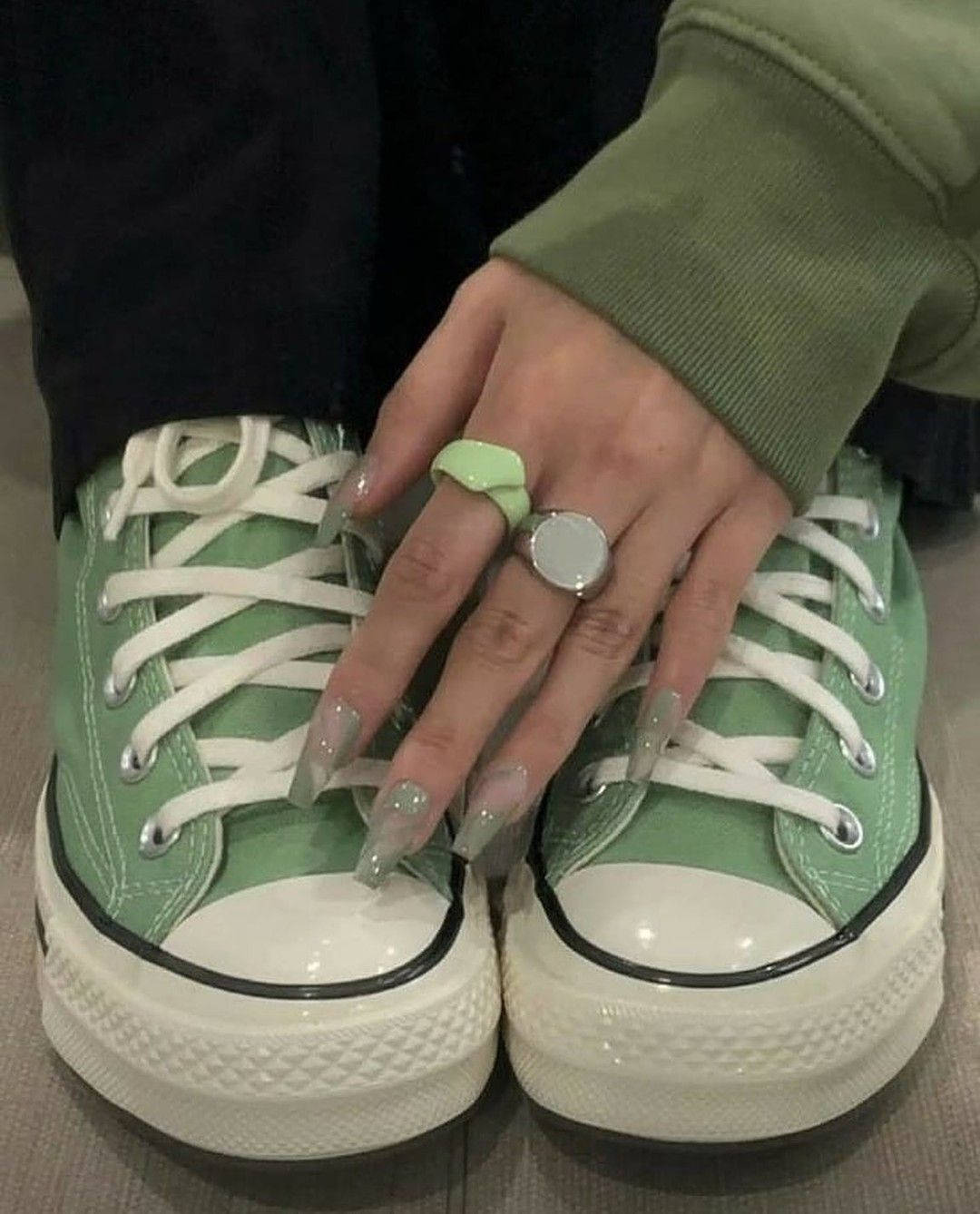 Green Shoes 桌布 壁紙 — 薄荷綠色運動鞋的特寫，帶有白色鞋帶和厚底，被一隻帶有長閃亮指甲和戒指的手觸摸。