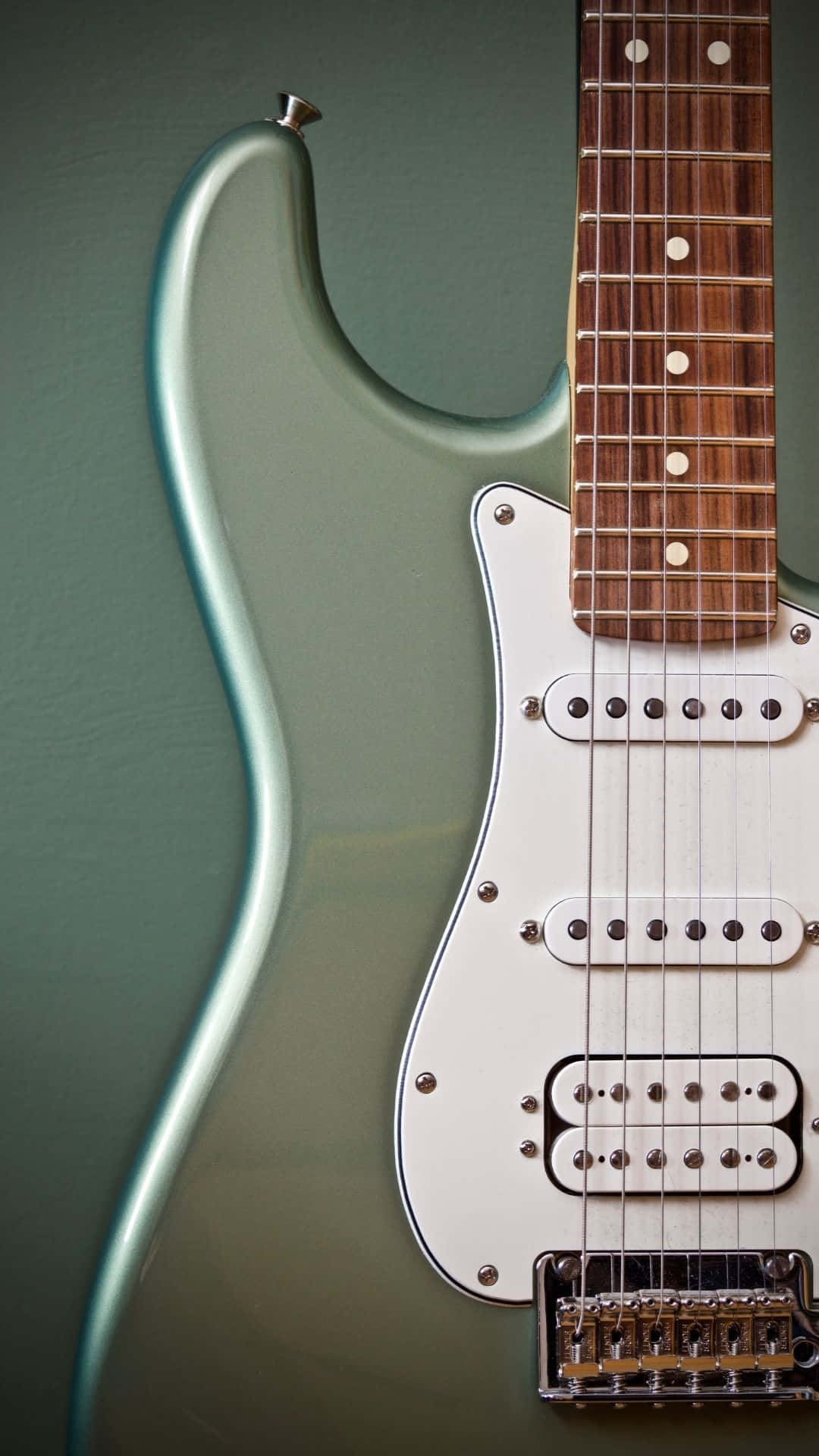 Guitar Aesthetic 桌布 壁紙 — 薄荷綠色電吉他、白色護板、玫瑰木指板的特寫，背景是柔和的青綠色牆面。