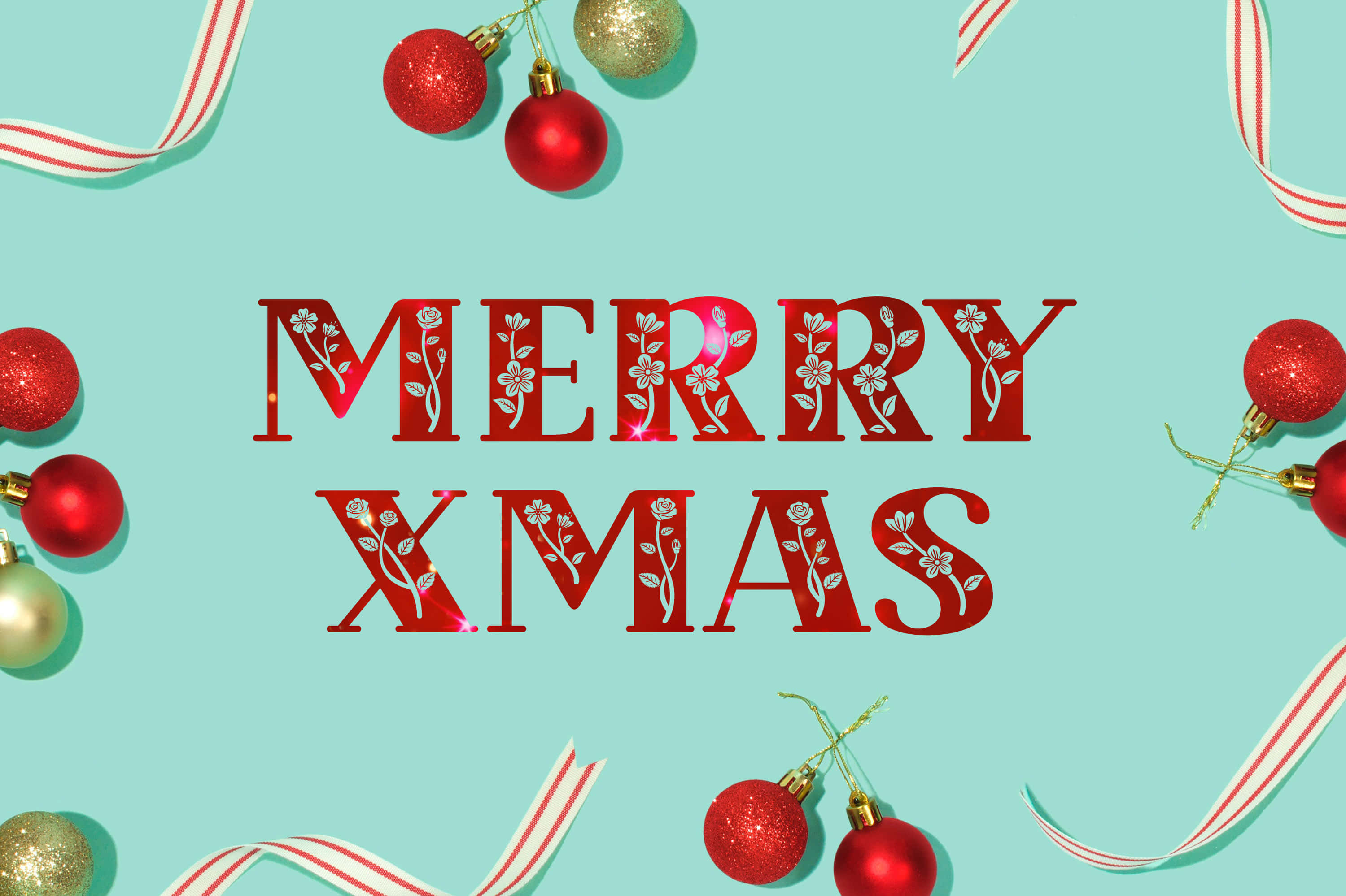 Festive 桌布 壁紙 — 薄荷色背景上，紅色「Merry Xmas」文字帶有花卉細節，周圍環繞著紅色和金色裝飾物及條紋絲帶。