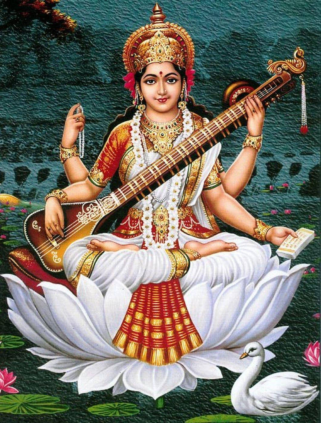 Saraswati Devi 桌布 壁紙 — 薩拉斯瓦蒂女神優雅地坐在白色蓮花上，手持維納琴和書本，周圍環繞著睡蓮和一隻天鵝。