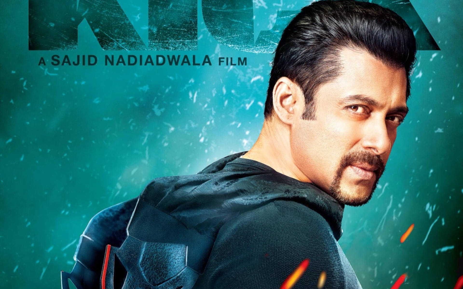 Salman Khan 桌布 壁紙 — 薩爾曼·汗身穿深色裝甲服，在青綠色背景、火花四濺和電影字幕襯托下轉向鏡頭。
