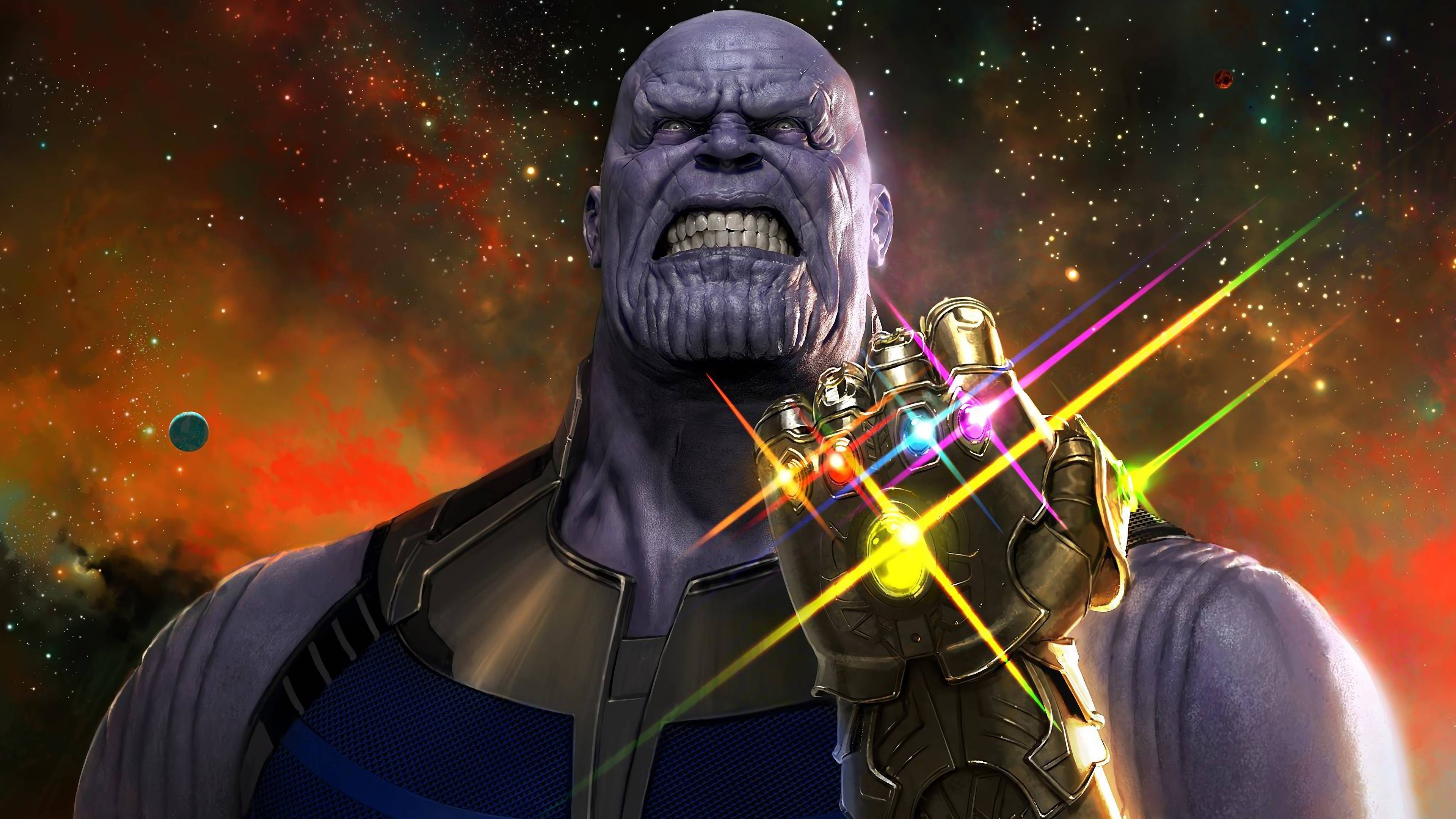 Thanos 桌布 壁紙 — 薩諾斯在宇宙星雲背景下憤怒咆哮，他的手套閃耀著六顆色彩繽紛的無限寶石。