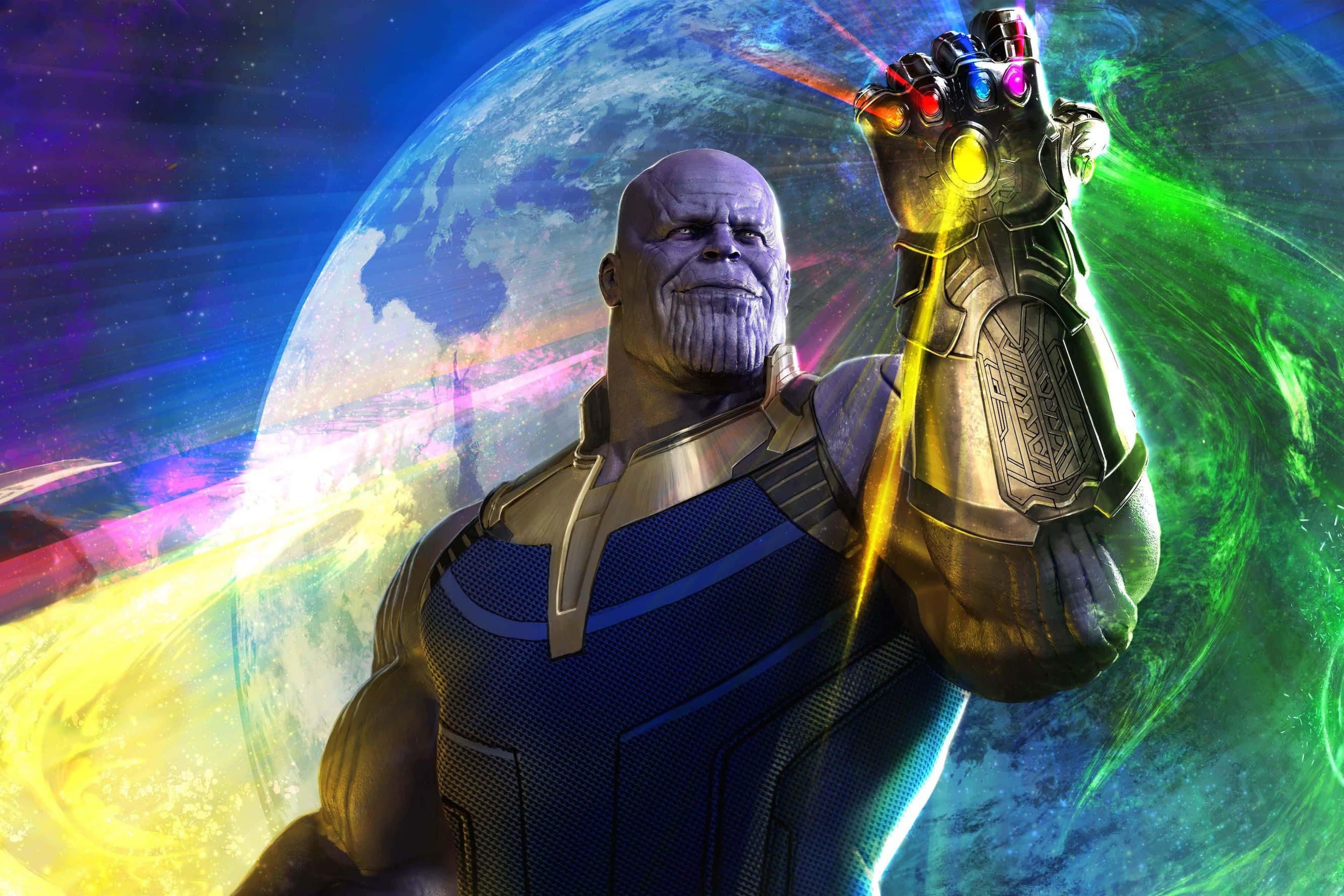 Thanos 桌布 壁紙 — 薩諾斯威嚴地站立，戴著發光的無限手套，背景是宇宙，包含地球和充滿活力的能量光束。