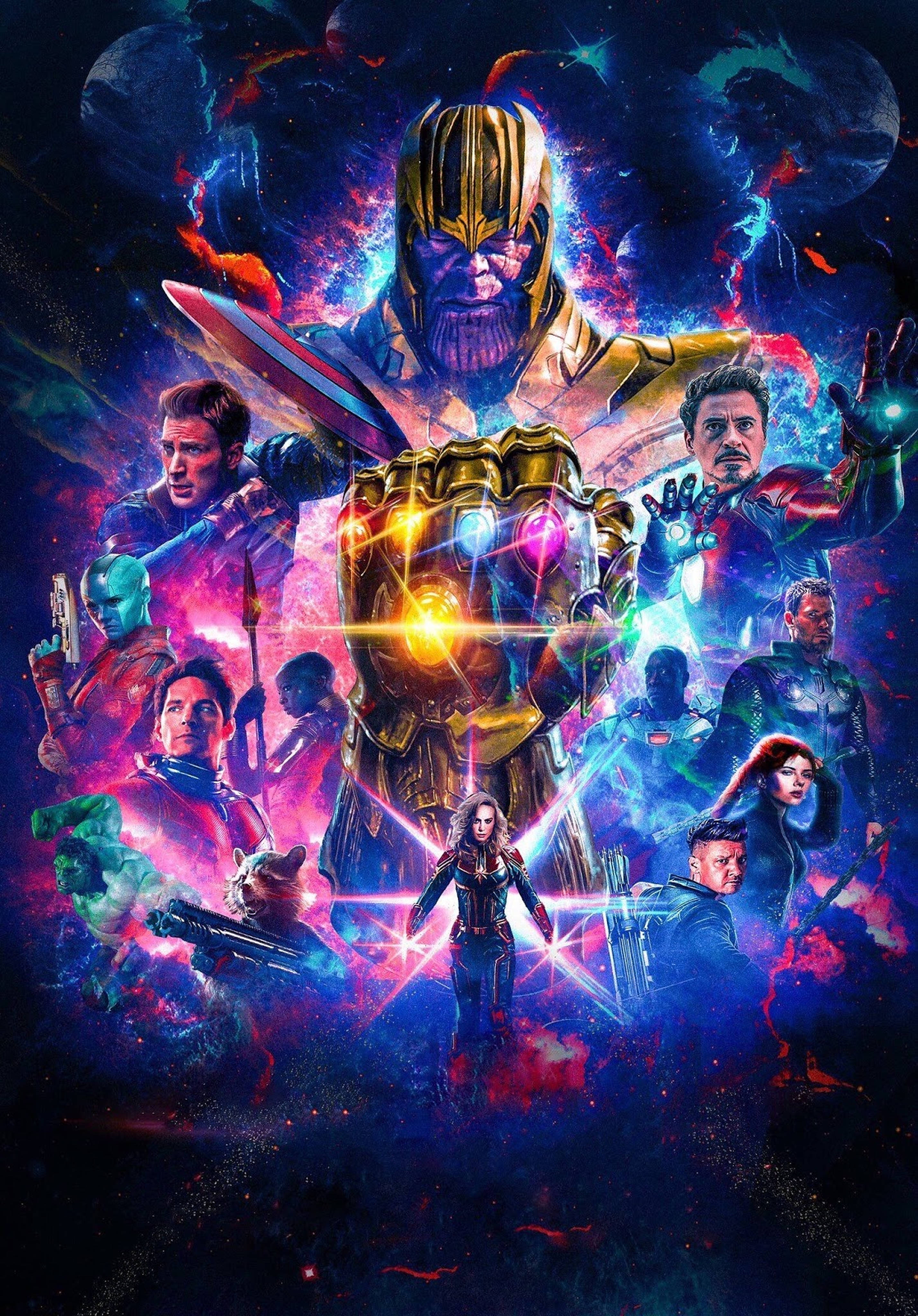 4K Marvel 壁紙 桌布 壁紙 — 薩諾斯巨大地出現，手持發光的無限手套，被復仇者英雄包圍在宇宙戰鬥場景中。