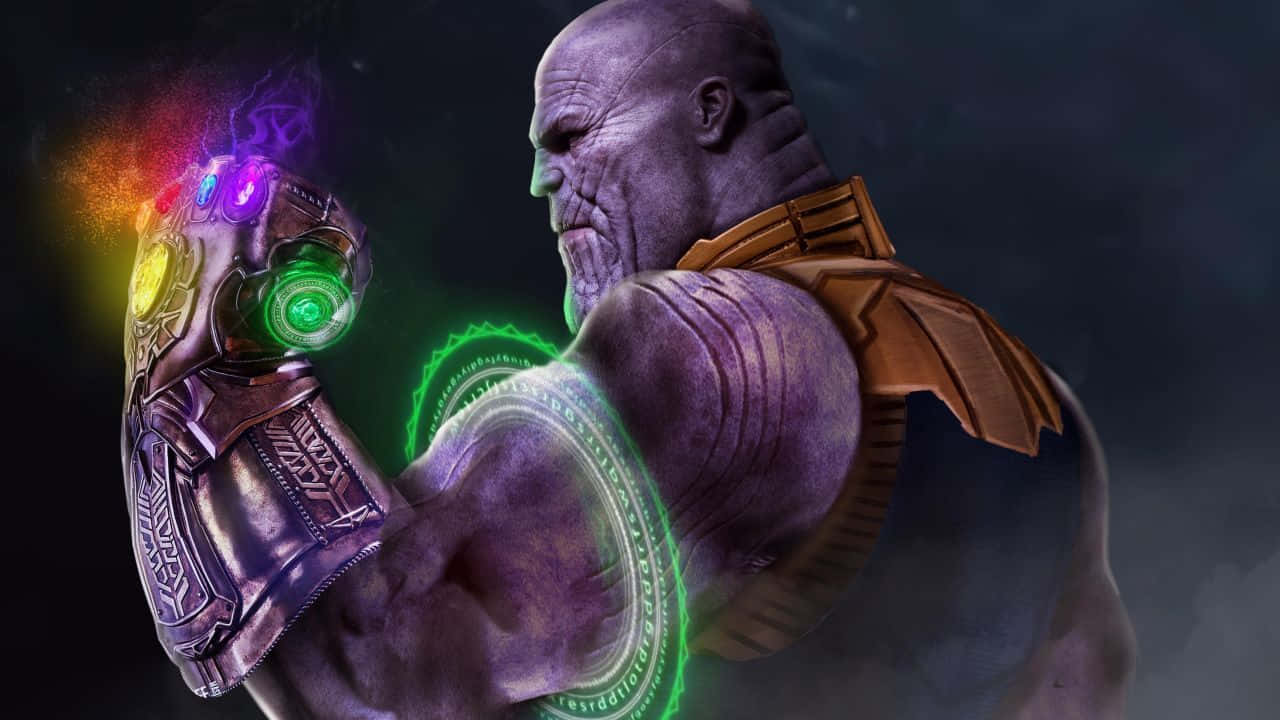 Infinity Gems 桌布 壁紙 — 薩諾斯彎曲他肌肉發達的手臂，在黑暗的宇宙背景下展示發光的無限手套。