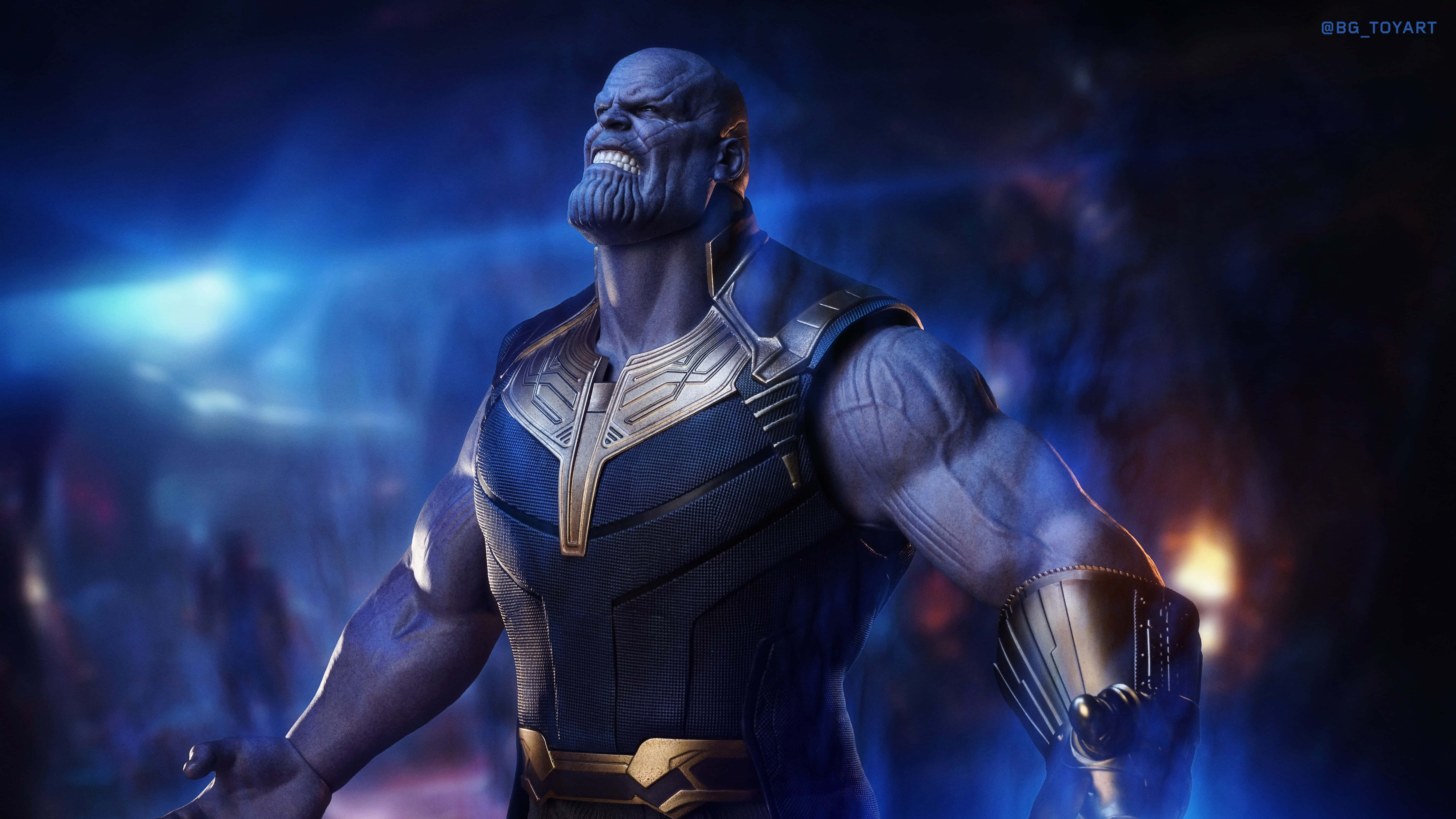 infinity war 桌布 壁紙 — 薩諾斯身穿深藍色和金色盔甲，在發光的宇宙背景下憤怒地咆哮。