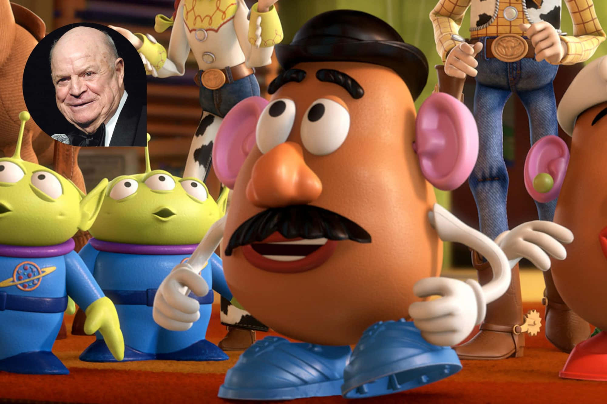 Toy Story 4 桌布 壁紙 — 薯蛋頭先生和玩具總動員的綠色外星人站在背景中一個微笑男子的圓形肖像前。