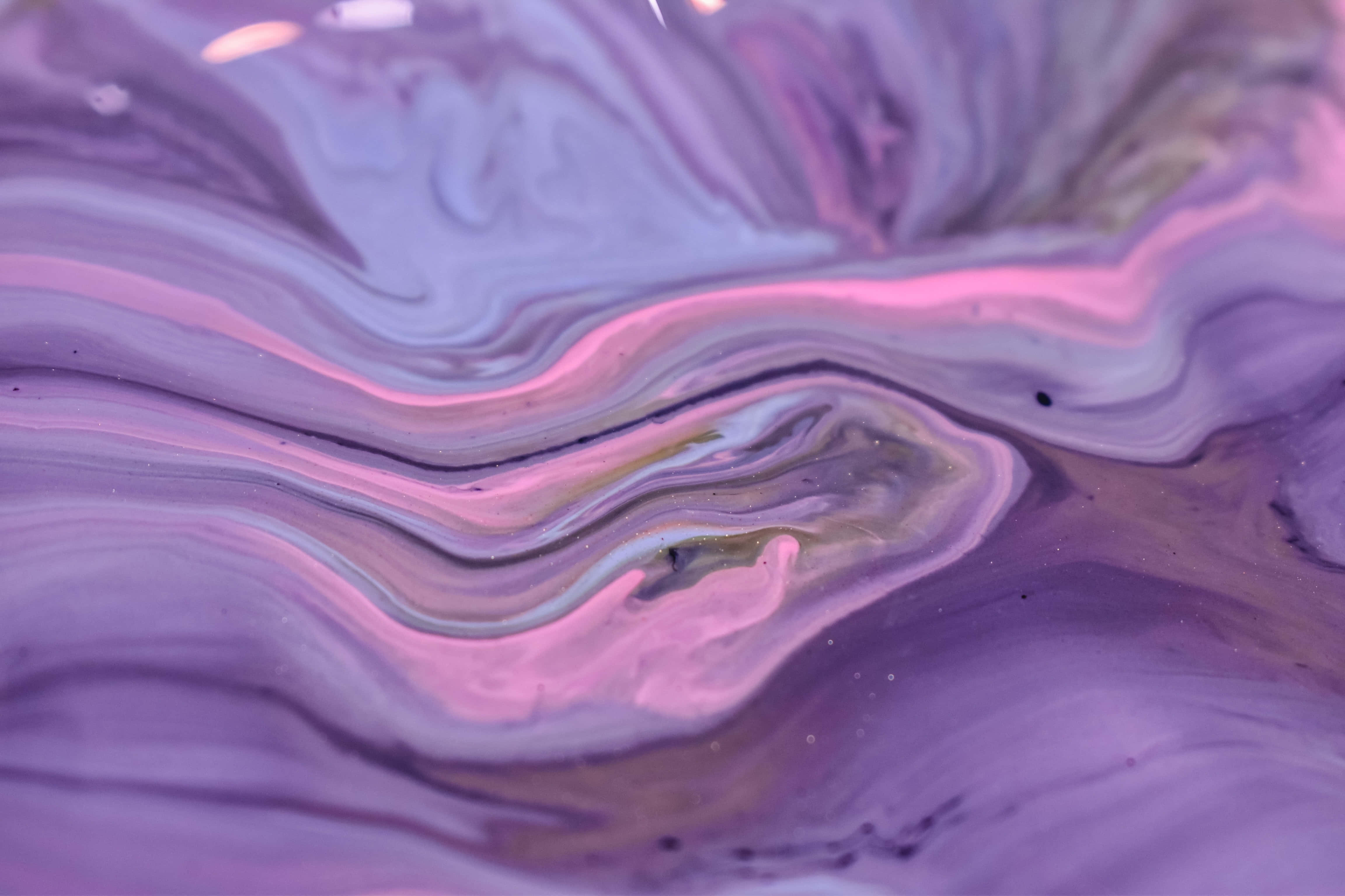 Purple Marble 桌布 壁紙 — 薰衣草粉紅與灰色液體顏料形成的迷人漩渦，以平滑起伏的波浪流動。