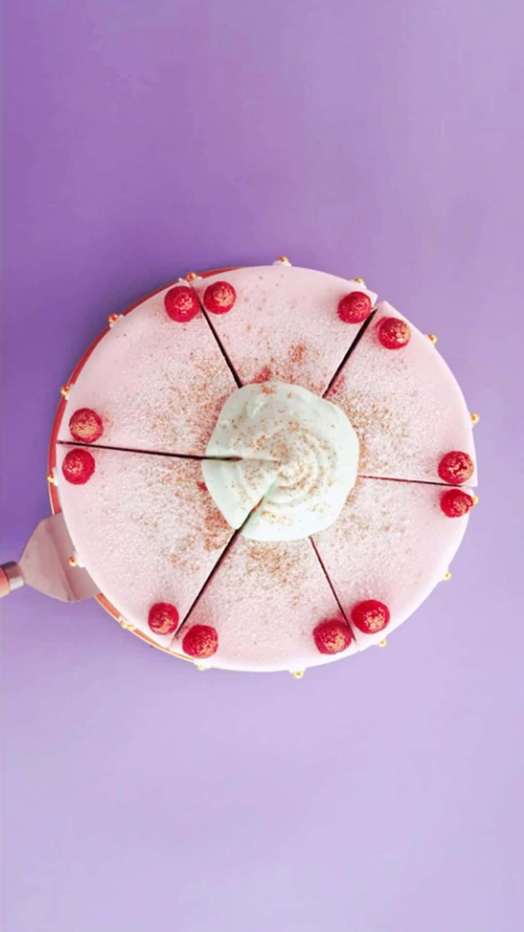 Red Velvet Cake 桌布 壁紙 — 薰衣草背景上，一個帶有覆盆子和漩渦中心的粉紅色糖霜蛋糕的俯視圖。
