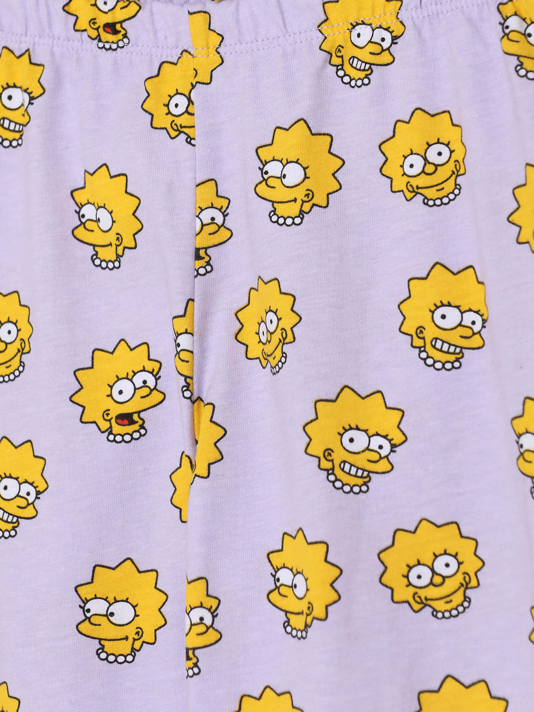 Sad Lisa Simpson 桌布 壁紙 — 薰衣草色布料特寫，上面有重複的黃色麗莎·辛普森卡通臉孔，戴著珍珠項鍊。