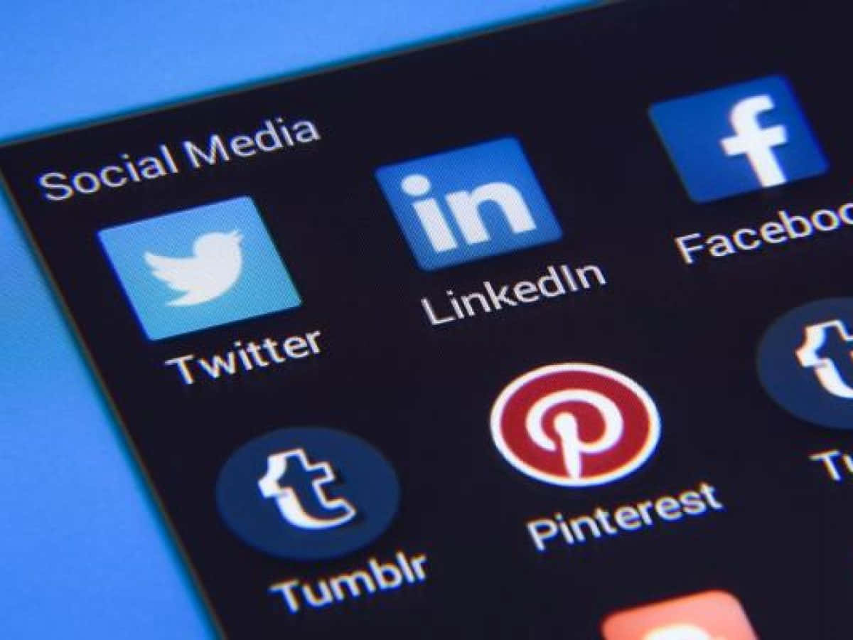 Social Media 桌布 壁紙 — 藍光下智慧型手機螢幕上社交媒體應用程式圖示的特寫。