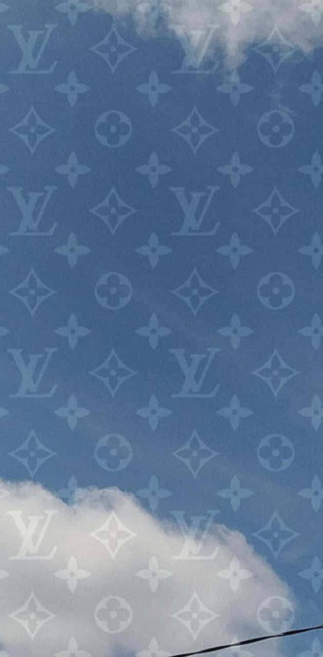 Louis Vuitton Logo 桌布 壁紙 — 藍天白雲上覆蓋著微妙的 Louis Vuitton 字母圖案。