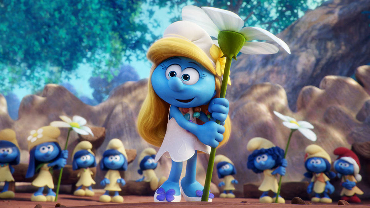 Smurfs 桌布 壁紙 — 藍妹妹在陽光明媚的森林空地上，手持一朵巨大的雛菊，在藍色精靈朋友們中間微笑。