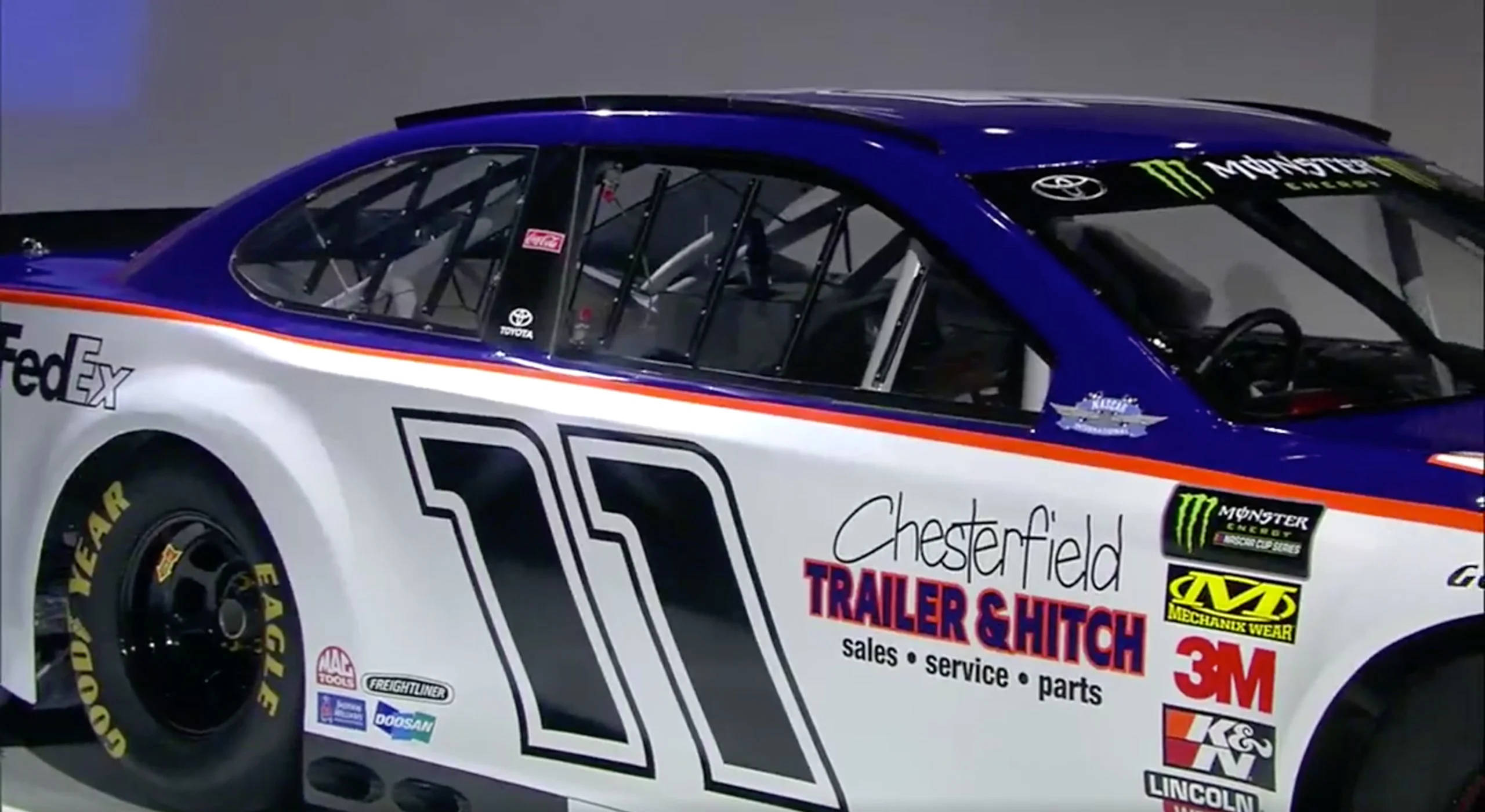 Denny Hamlin 桌布 壁紙 — 藍白NASCAR賽車特寫，顯示11號和贊助商標誌。