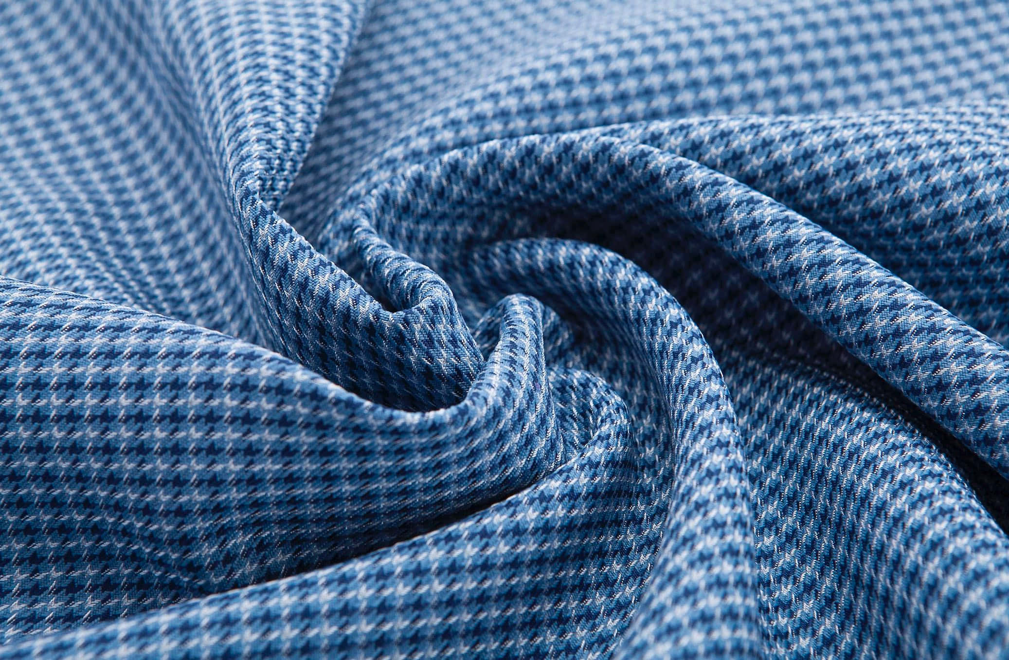 Fabric 桌布 壁紙 — 藍白千鳥格布料的特寫，帶有柔軟的褶皺和細緻的質感。
