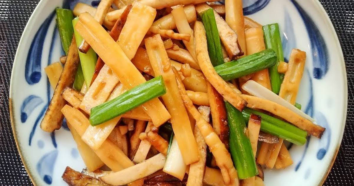 tofu 桌布 壁紙 — 藍白圖案盤上炒豆腐條和青蔥的特寫。