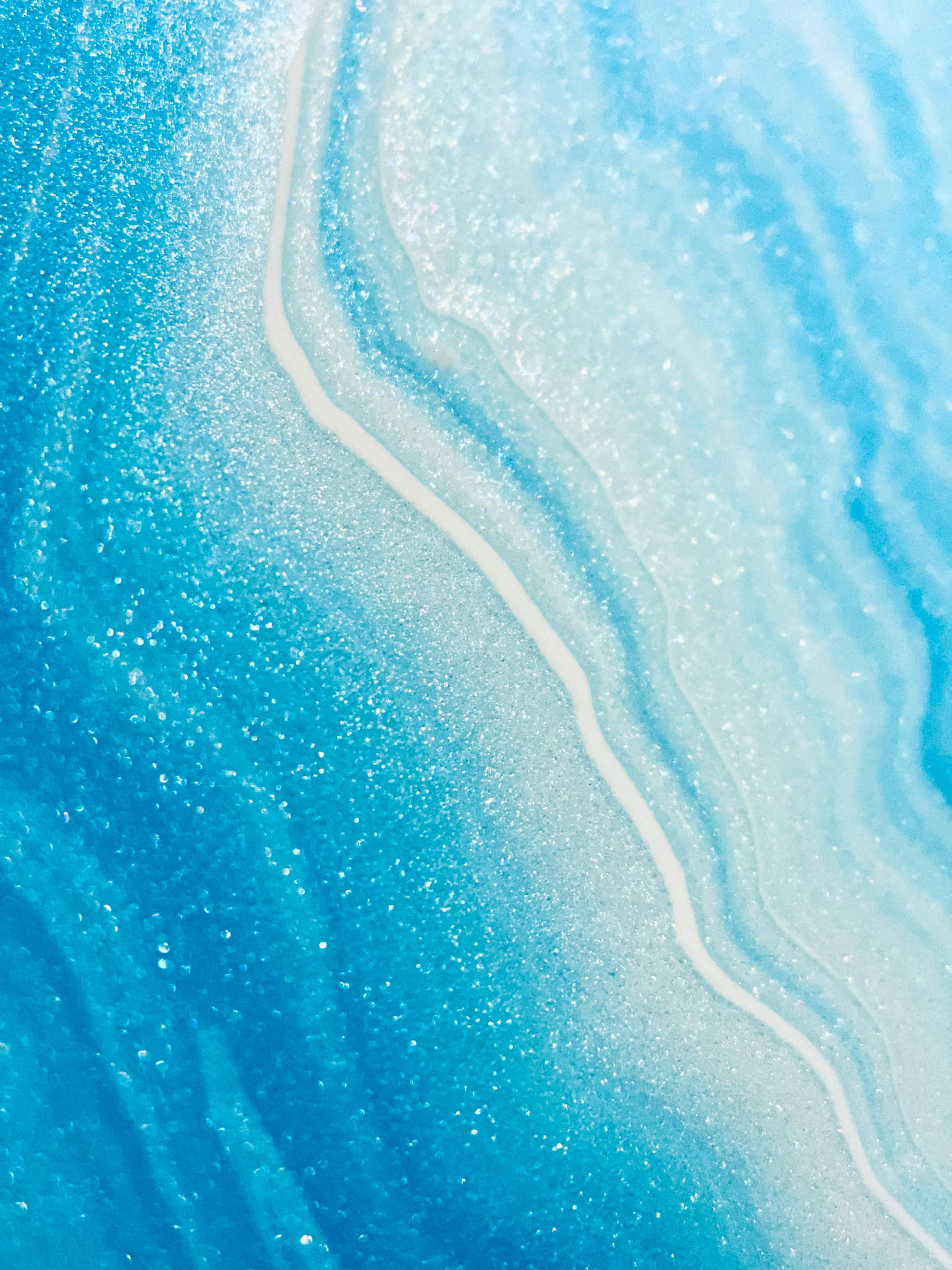 藍白瑪瑙的特寫，帶有閃爍的內含物和彎曲條紋。