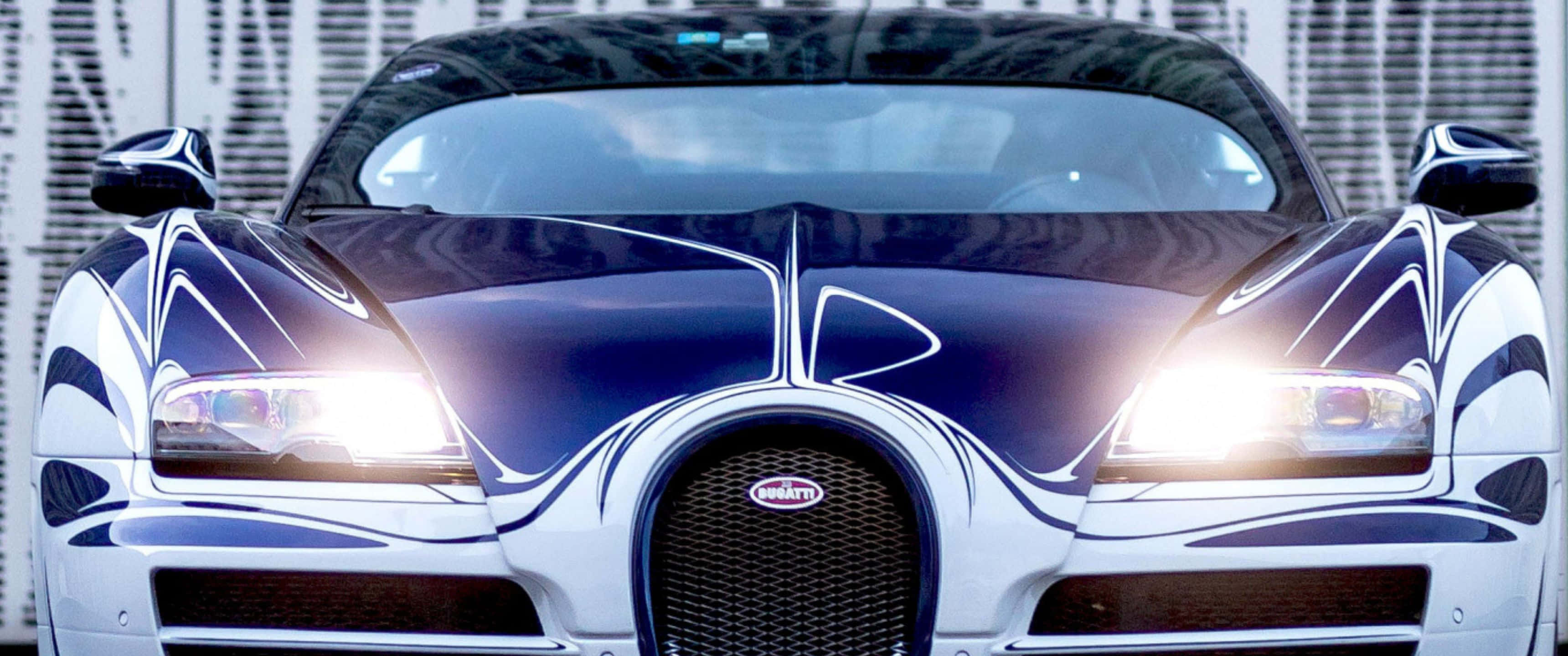 3440x1440p Bugatti 桌布 壁紙 — 藍白色Bugatti跑車特寫，帶有發光頭燈和精細塗裝。