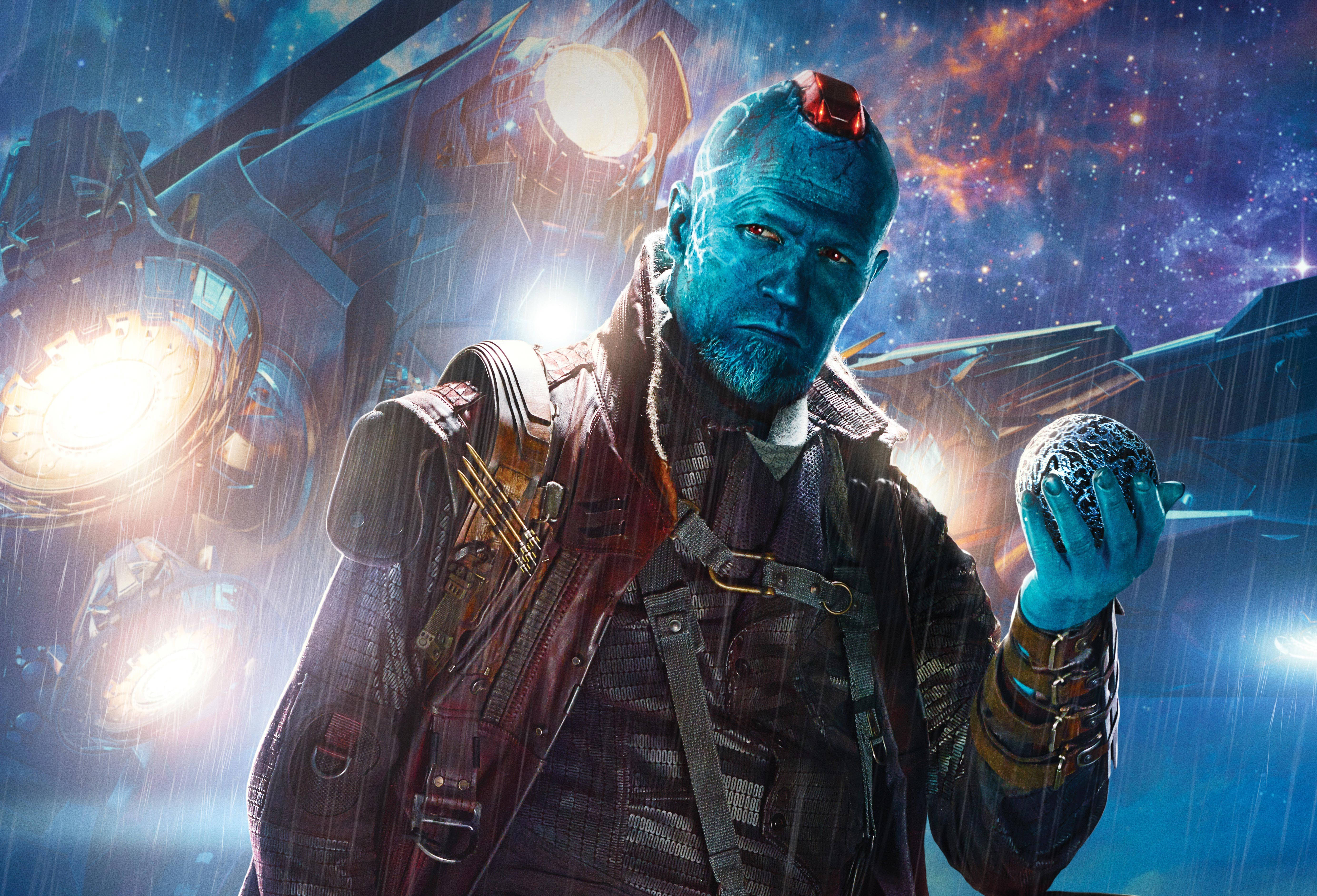 4K Guardians Of The Galaxy 桌布 壁紙 — 藍皮膚外星戰士站在雨中，在發光燈光下，以星空宇宙為背景，手持發光球體。