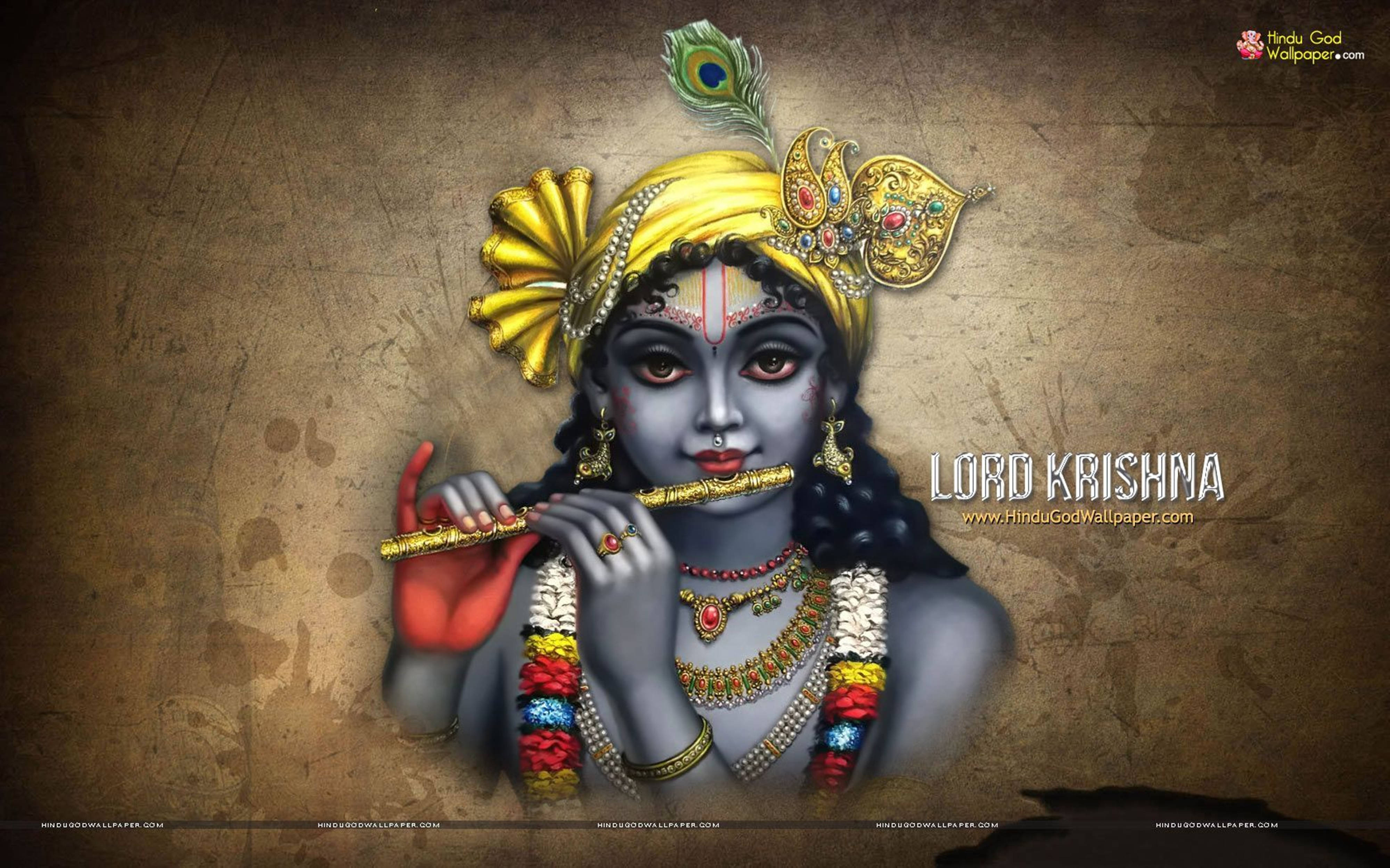 krishna god 桌布 壁紙 — 藍皮膚的克里希納主在紋理棕色背景前吹奏一支飾有珠寶和孔雀羽毛的金色長笛。