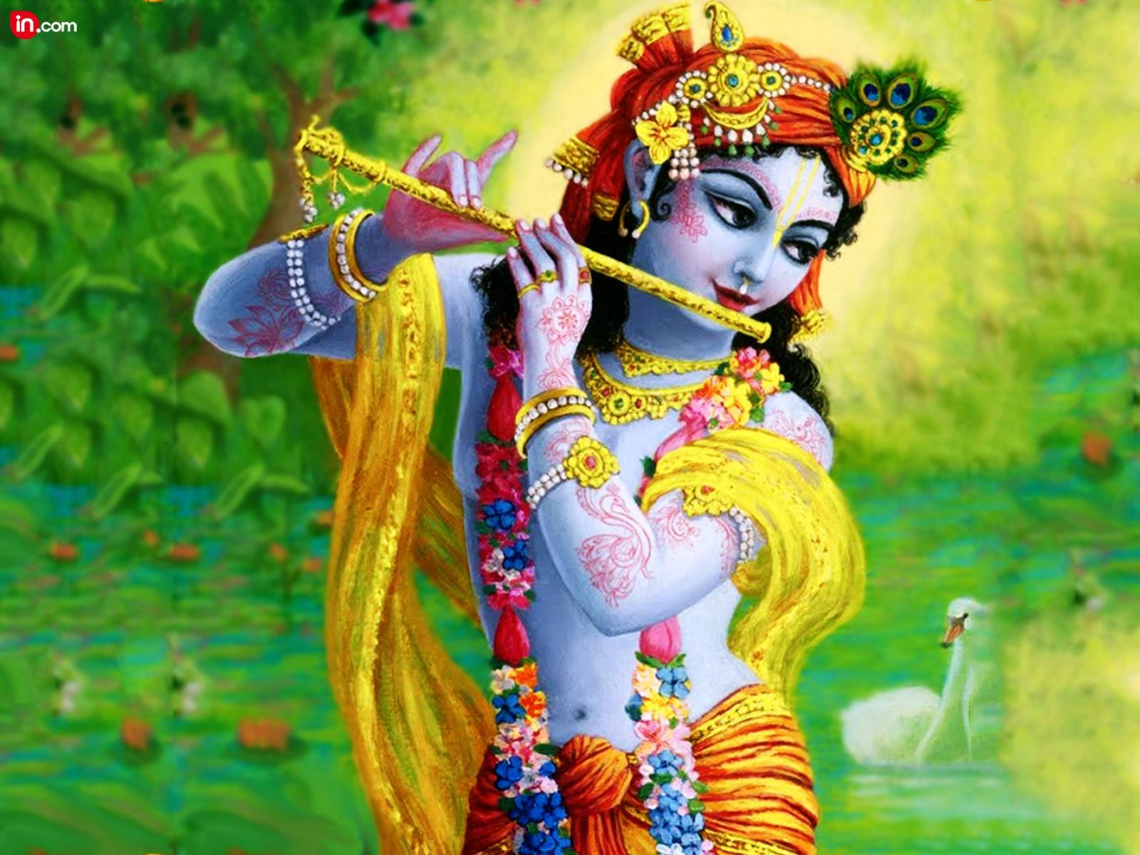 krishna 3d 桌布 壁紙 — 藍皮膚的克里希納在茂密的綠意中吹奏金色長笛，身後水中有天鵝。