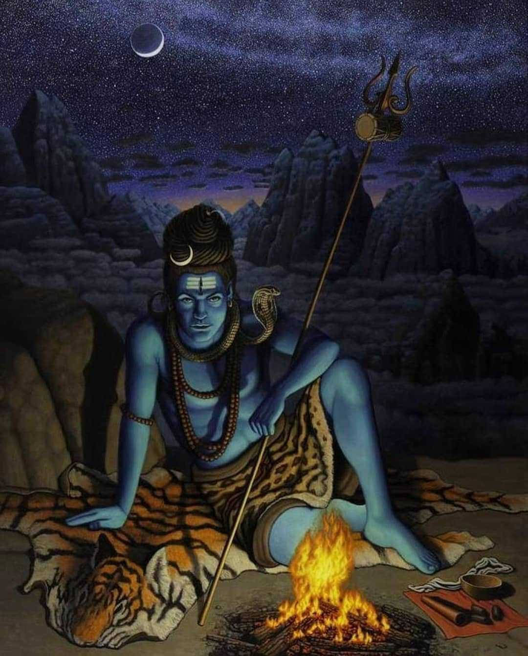 瑪哈卡爾壁紙 桌布 壁紙 — 藍皮膚的濕婆在新月下、星空山夜中，在營火旁冥想，旁邊有虎皮和三叉戟。