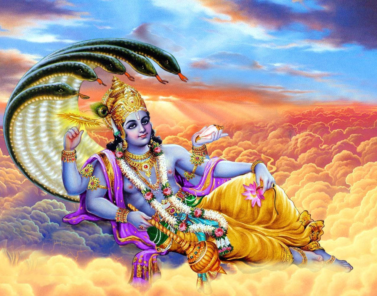 Vishnu 桌布 壁紙 — 藍皮膚的神聖神祇倚靠在雲端上，戴著多頭蛇兜帽，飾有黃金珠寶和紫黃色長袍，背景是夕陽天空。