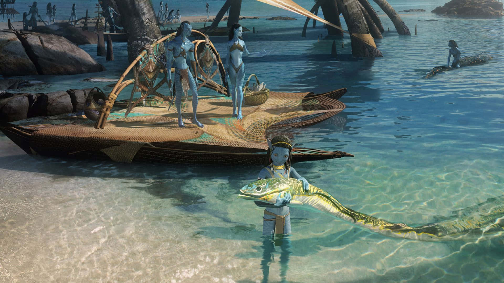 Avatar 2 The Way Of Water 桌布 壁紙 — 藍皮膚的納美人在淺綠松石色潟湖中，附近有編織船和巨魚。