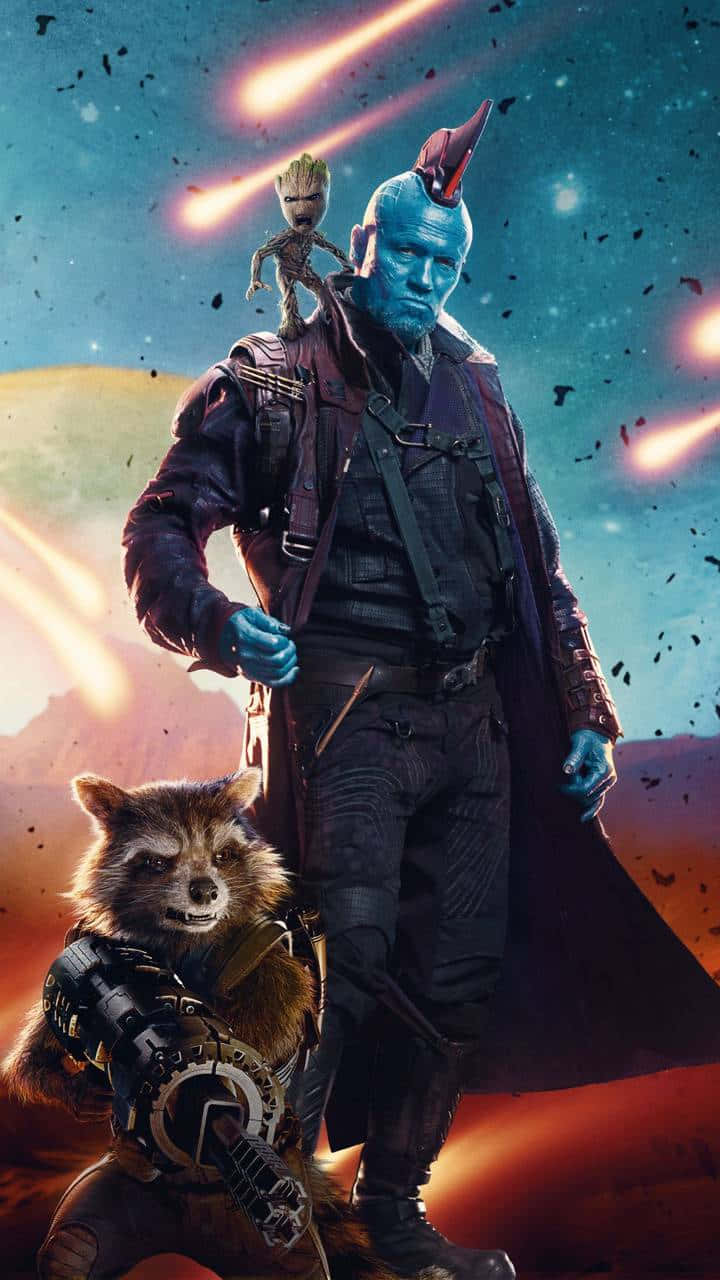Yondu 桌布 壁紙 — 藍皮膚的銀河守護者高高站立，肩上扛著格魯特，旁邊站著火箭浣熊，背景是流星和外星行星的宇宙場景。