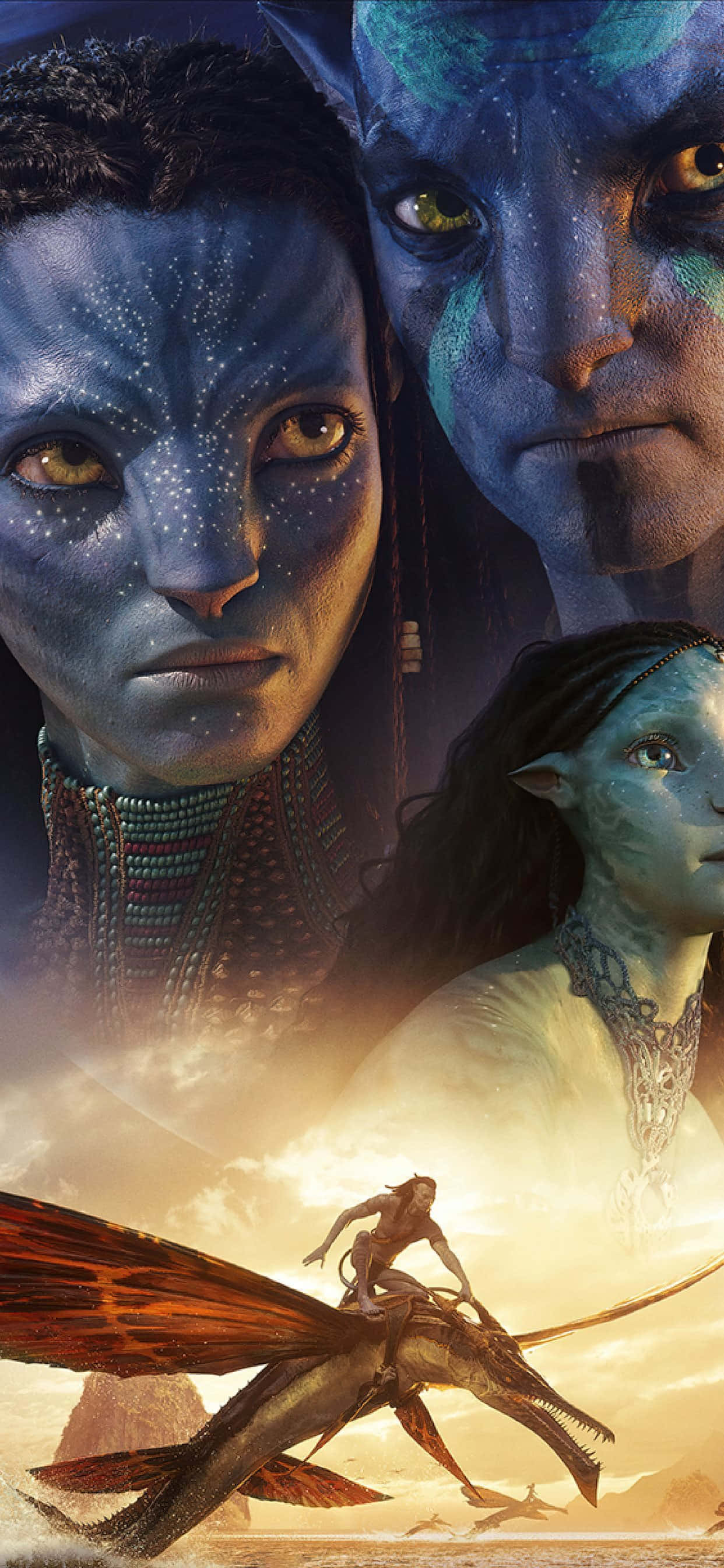 Avatar 2 The Way Of Water 桌布 壁紙 — 藍皮膚納美人的特寫肖像，眼睛發光，疊加在日落時分騎手乘著 banshee 翱翔的場景上。
