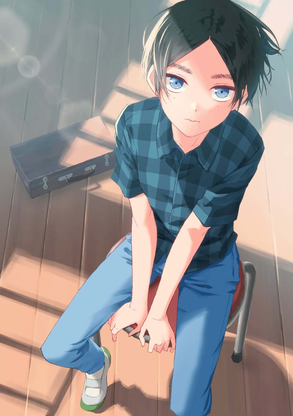 Blue Period 桌布 壁紙 — 藍眼動漫男孩坐在陽光普照的木質房間的椅子上，手持電話。