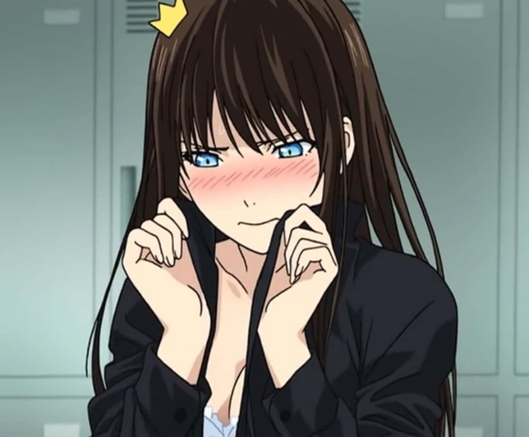 Aesthetic Anime Profile 桌布 壁紙 — 藍眼睛、棕色頭髮的動漫女孩在學校更衣室裡害羞地臉紅，同時拿著她的西裝外套。