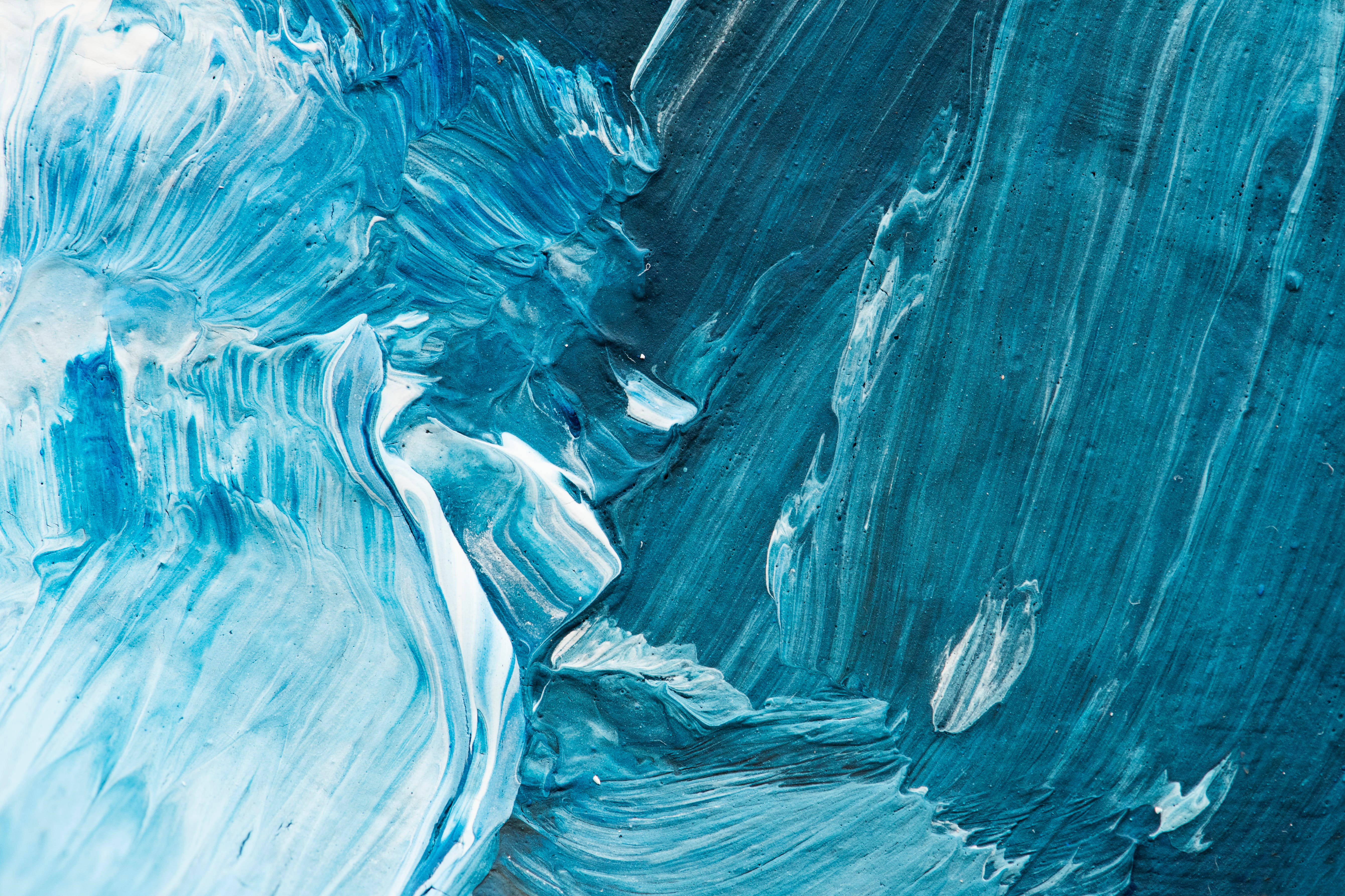 Painting 桌布 壁紙 — 藍綠色和白色顏料的大膽紋理筆觸在抽象構圖中動態地旋轉在畫布上。