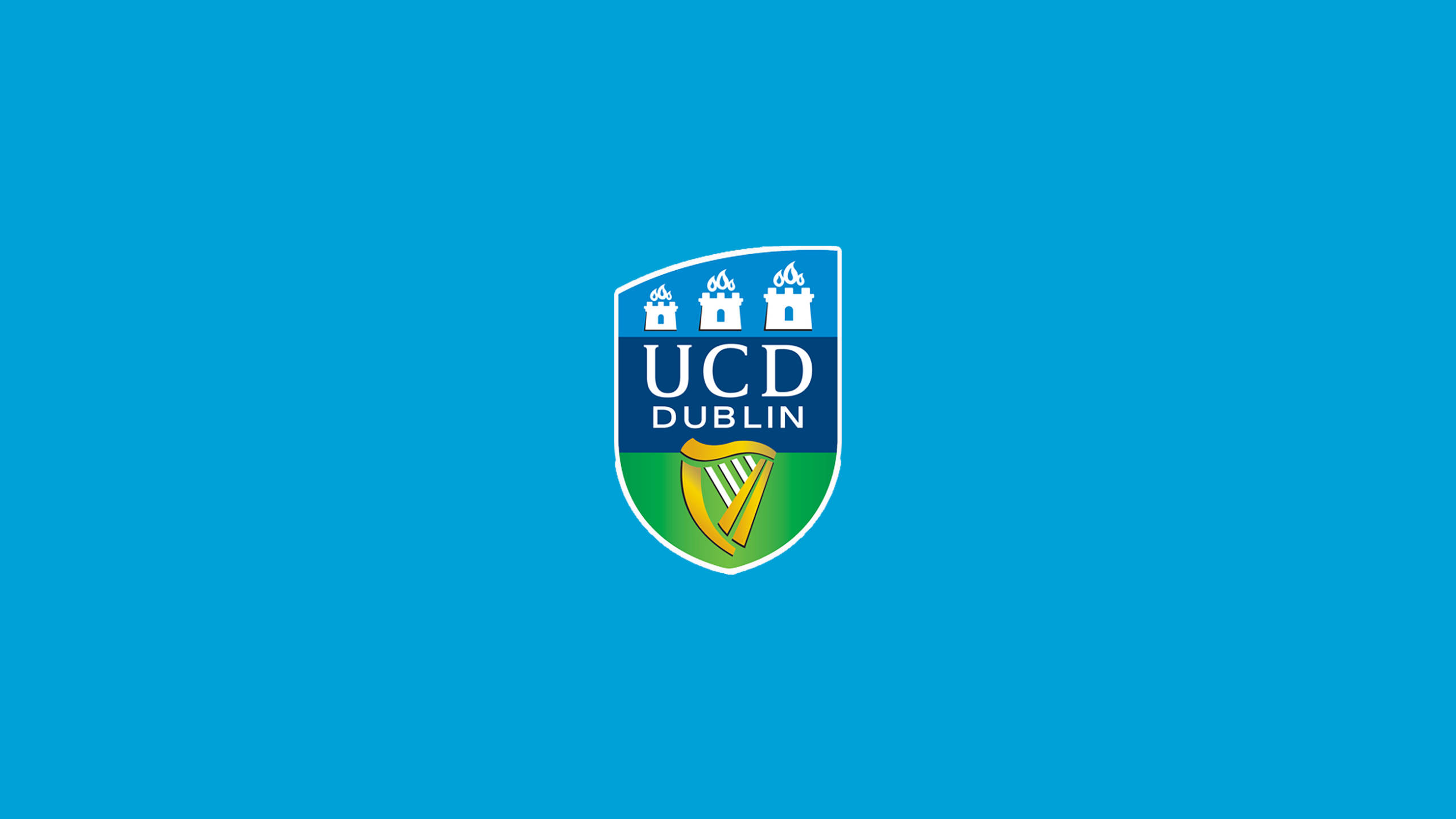 桌布 壁紙 — 藍綠色背景上帶有UCD Dublin文字和豎琴的白色盾牌標誌。