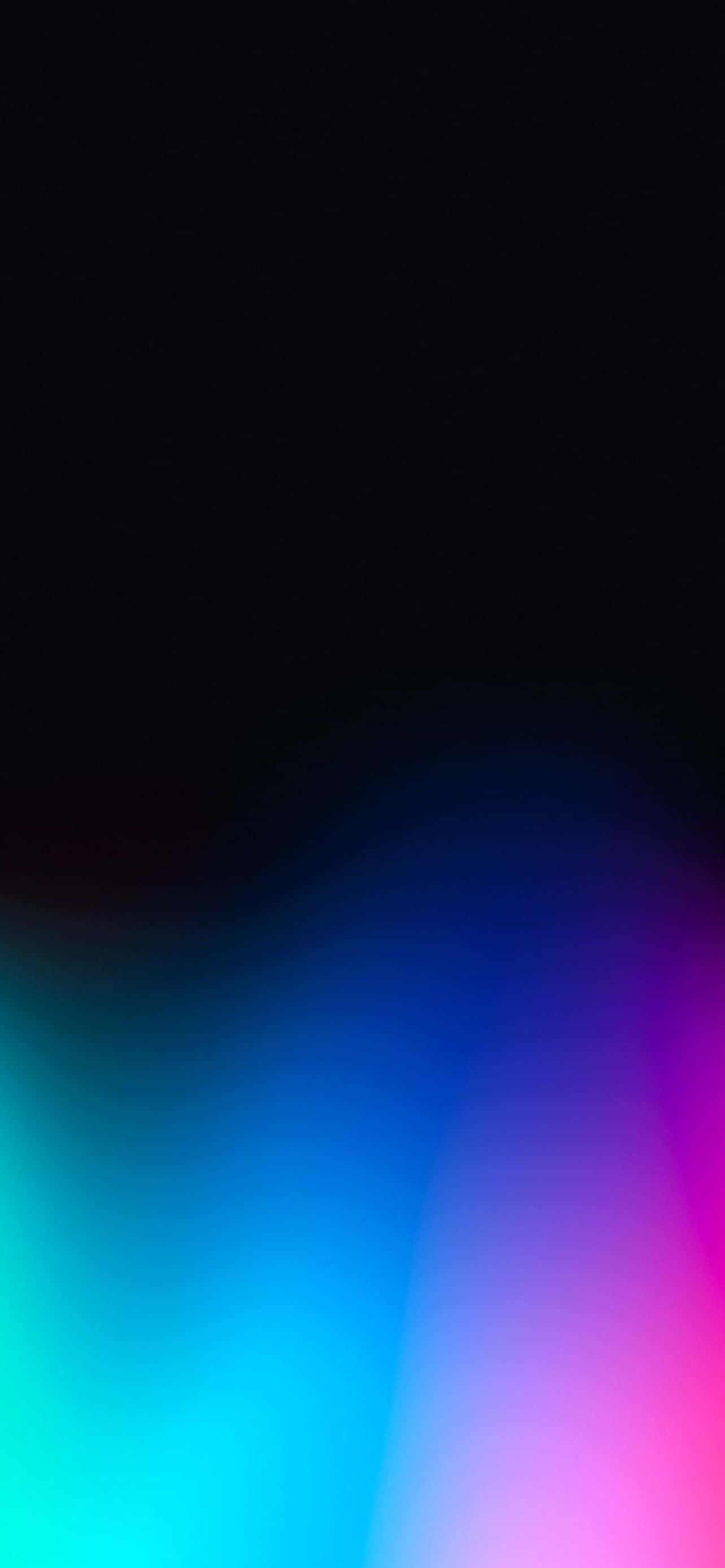 Blue iPhone 桌布 壁紙 — 藍色、粉紅色和藍綠色的鮮豔漸變在深黑色背景上柔和地融合。